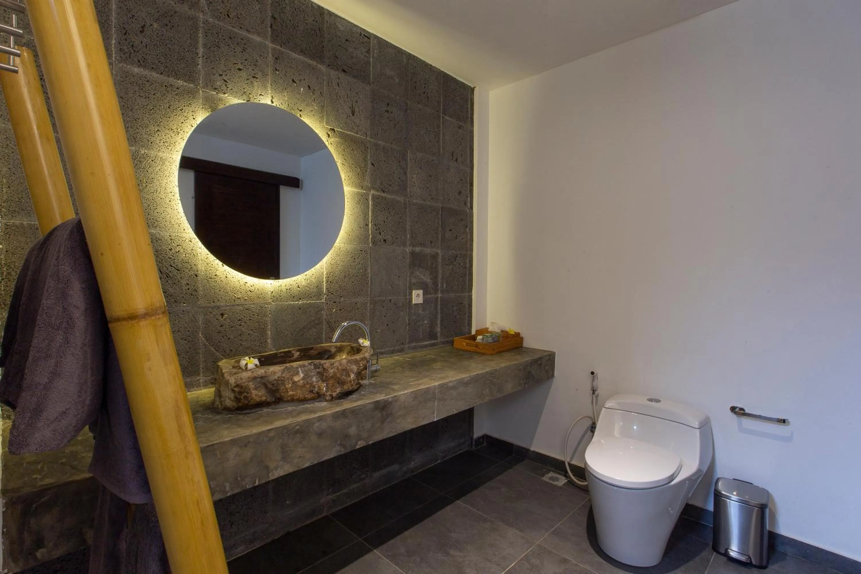 Toilet in Nero North