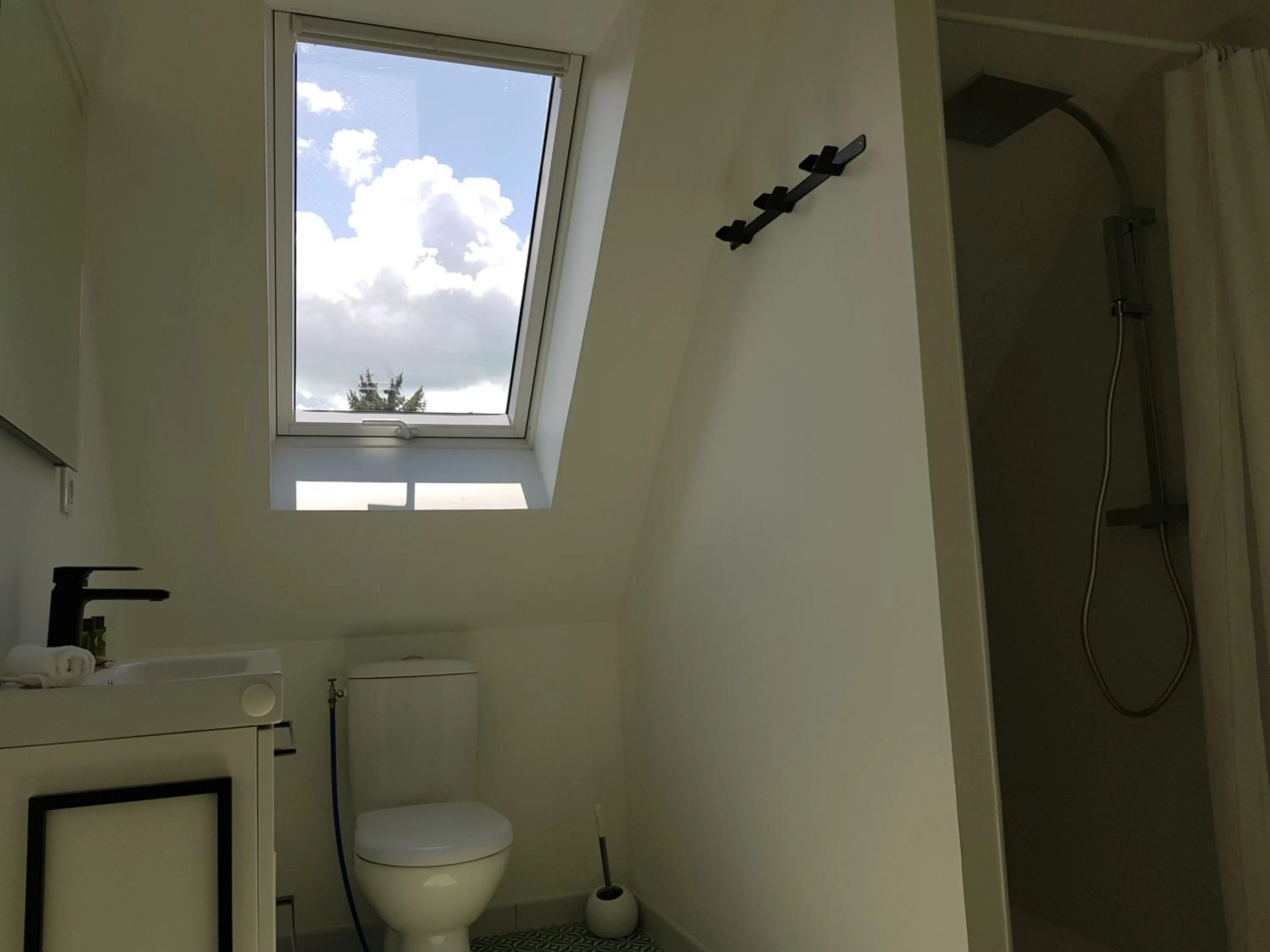 Shower in L'havre de Saint Germain