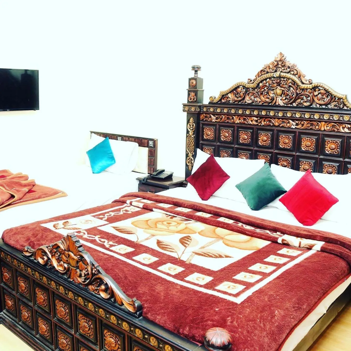 Shower, Bed in Hotel Serena Palace