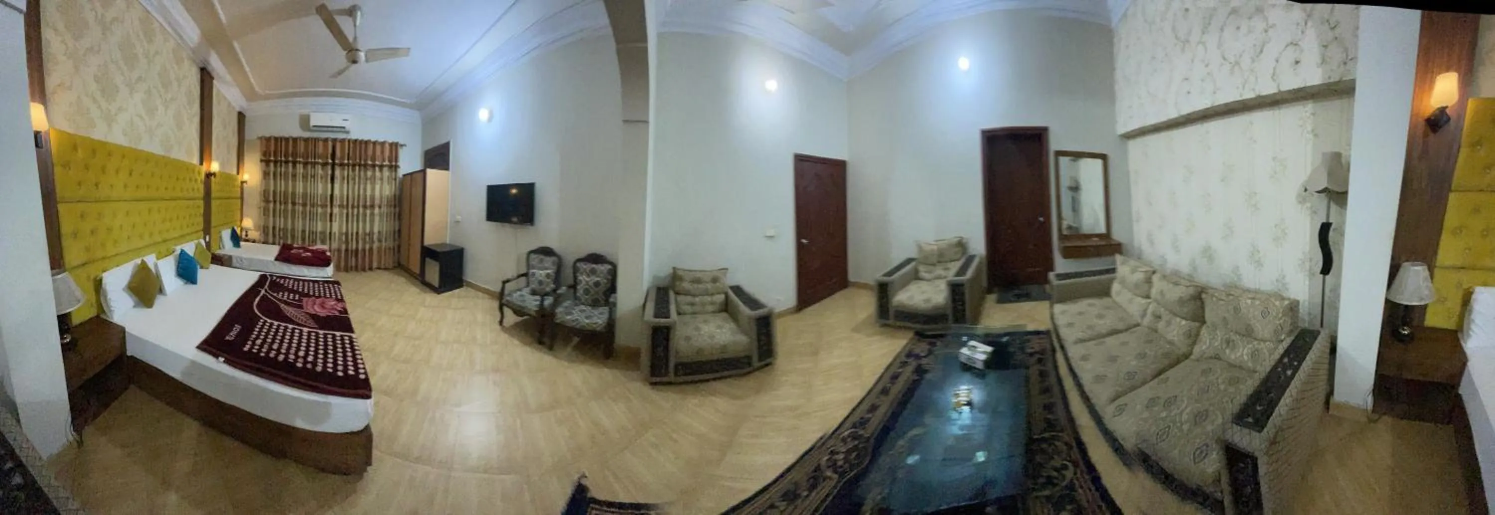 Living room, Bed in Hotel Serena Palace