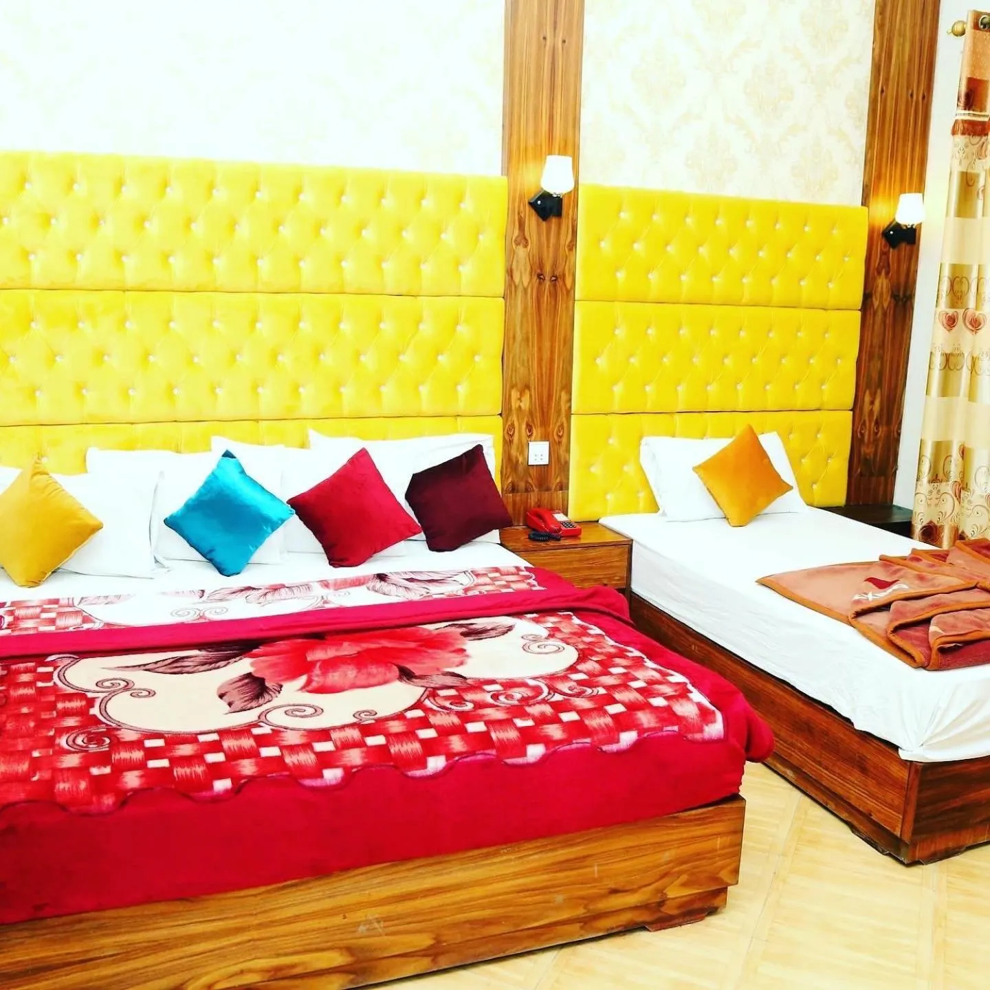 Living room, Bed in Hotel Serena Palace