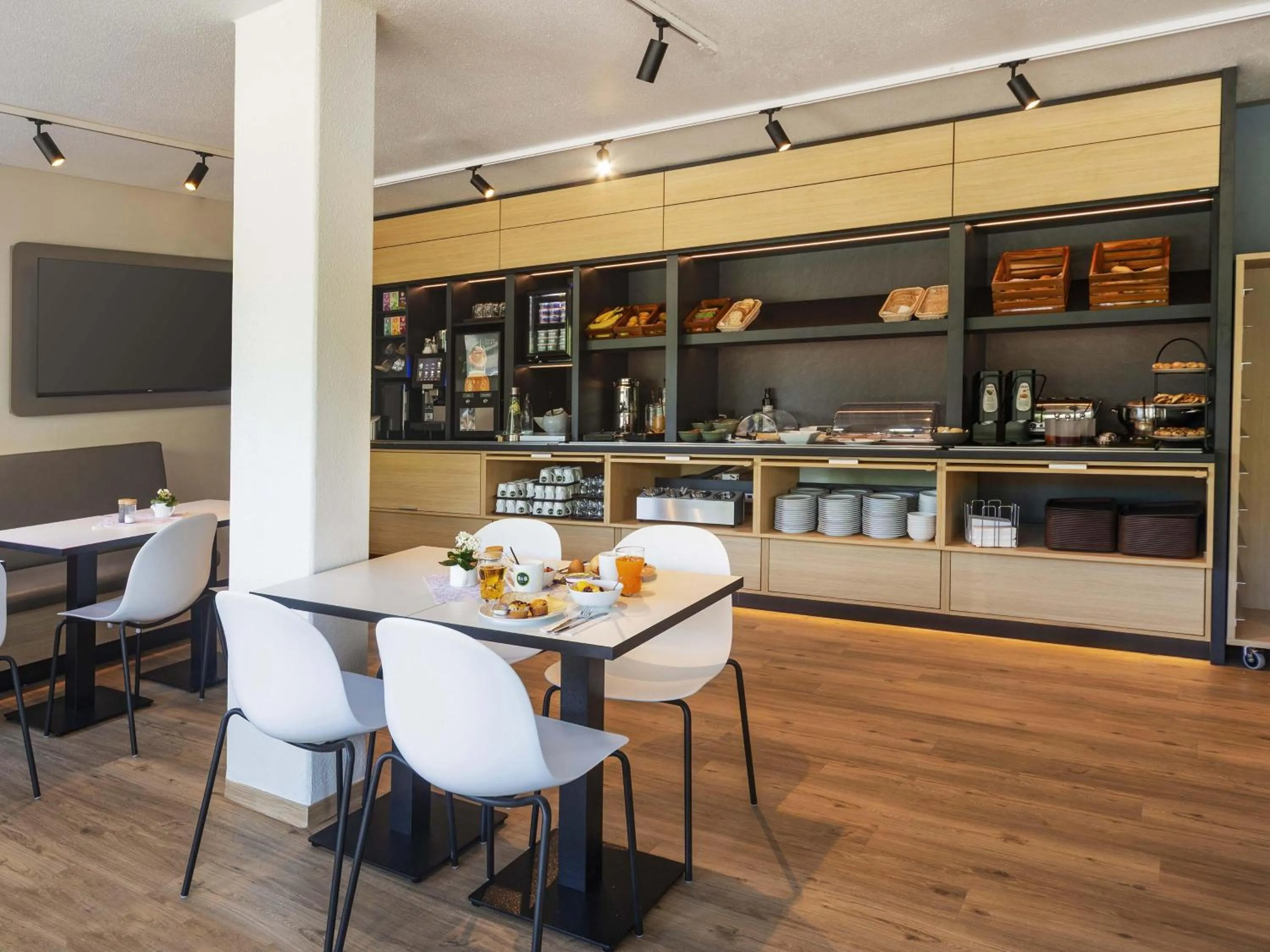 Restaurant/places to eat in B&B HOTEL Leipzig-Schönefeld