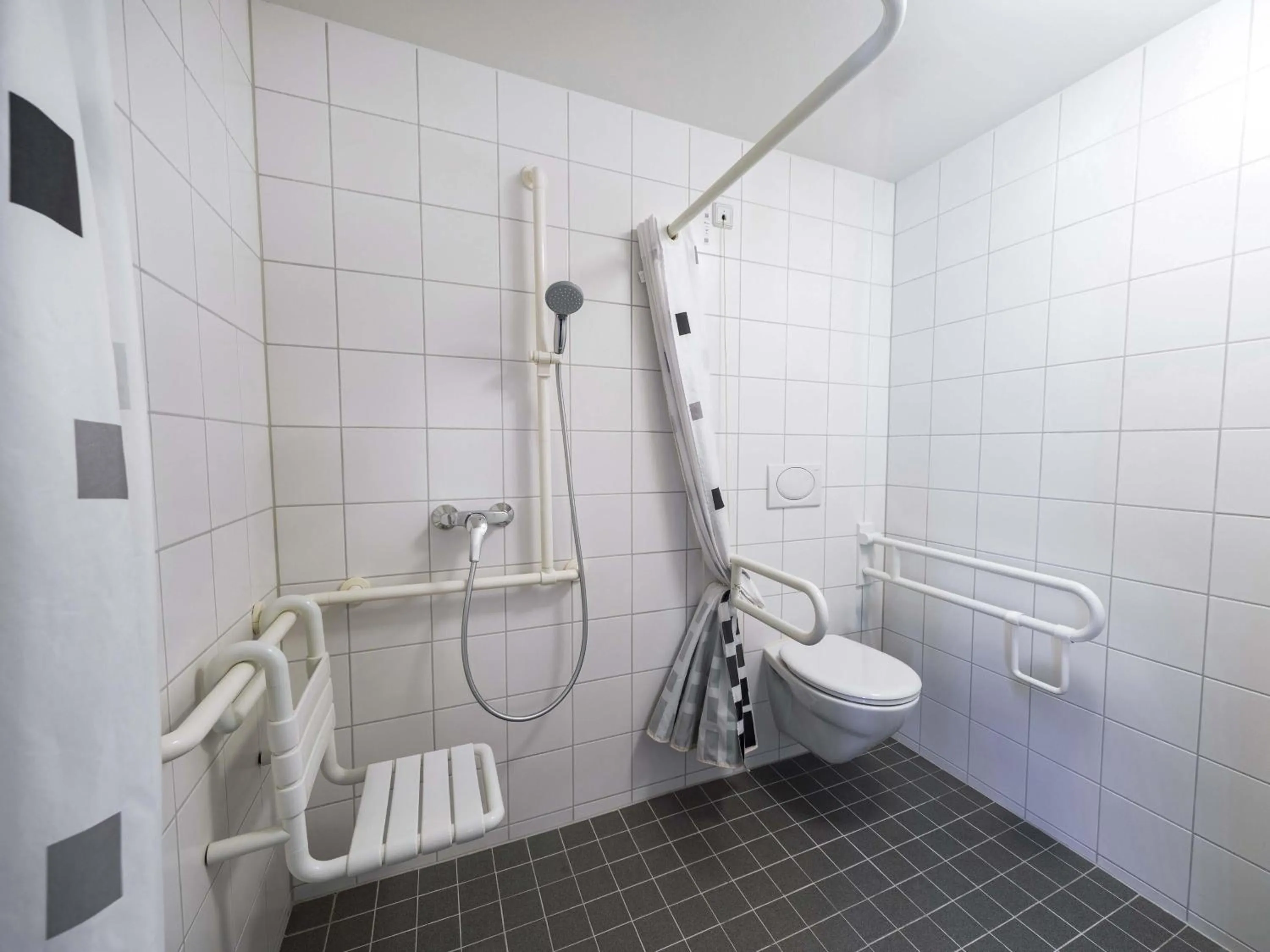 Bathroom in B&B HOTEL Leipzig-Schönefeld