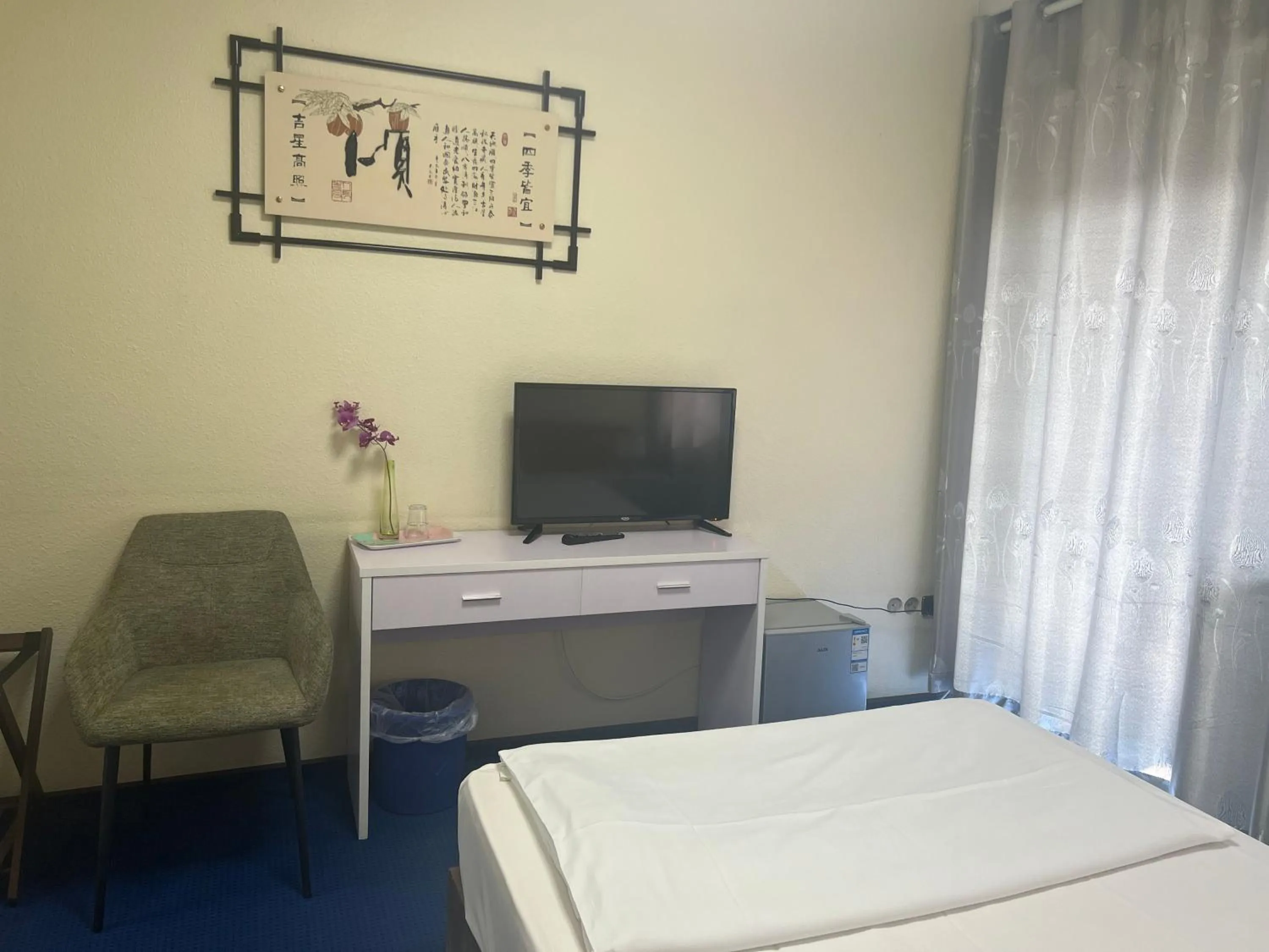 Photo of the whole room, Bed in Hotel Am Flughafen