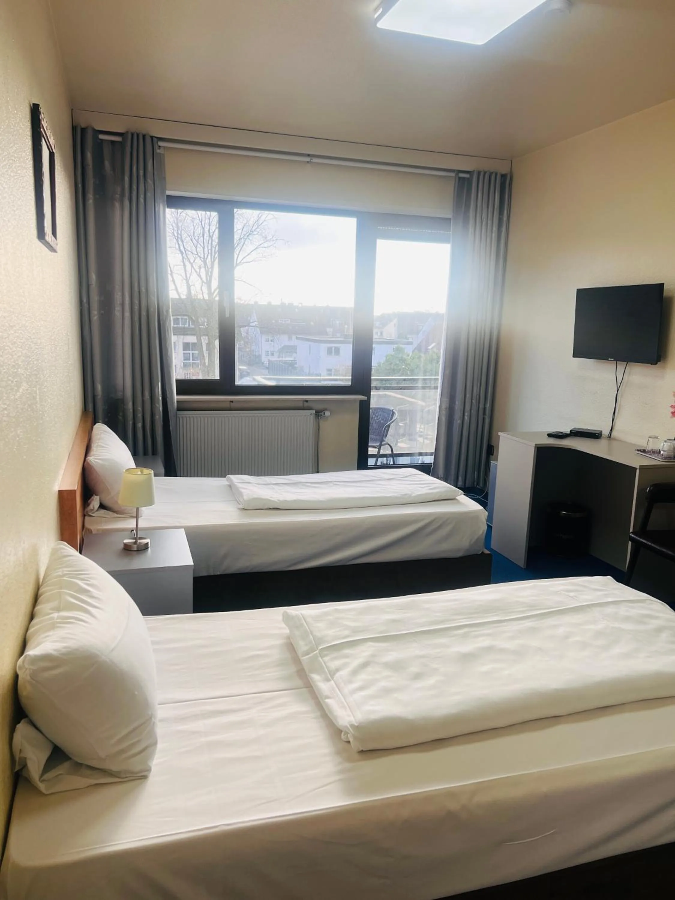 Photo of the whole room, Bed in Hotel Am Flughafen