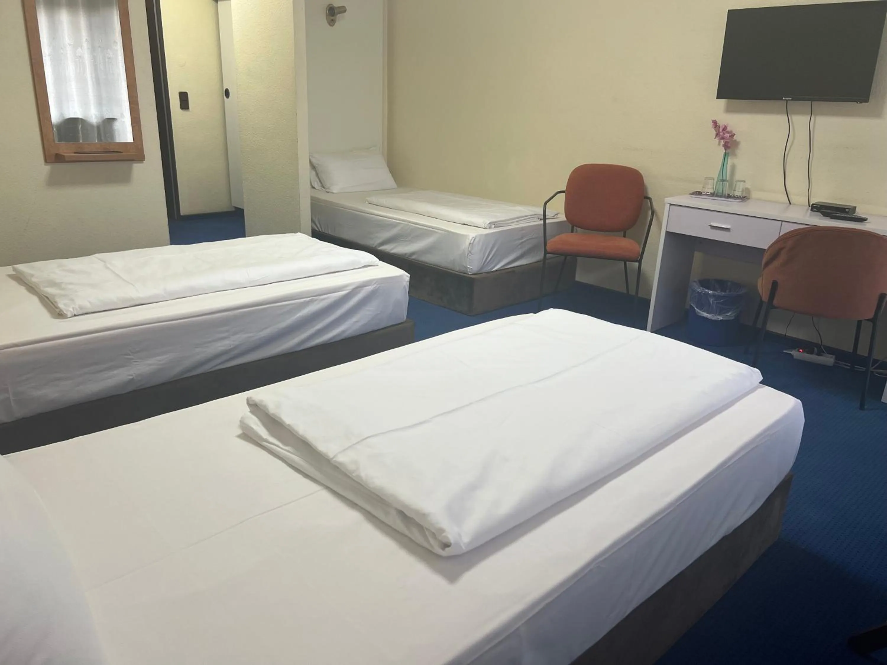 Photo of the whole room, Bed in Hotel Am Flughafen