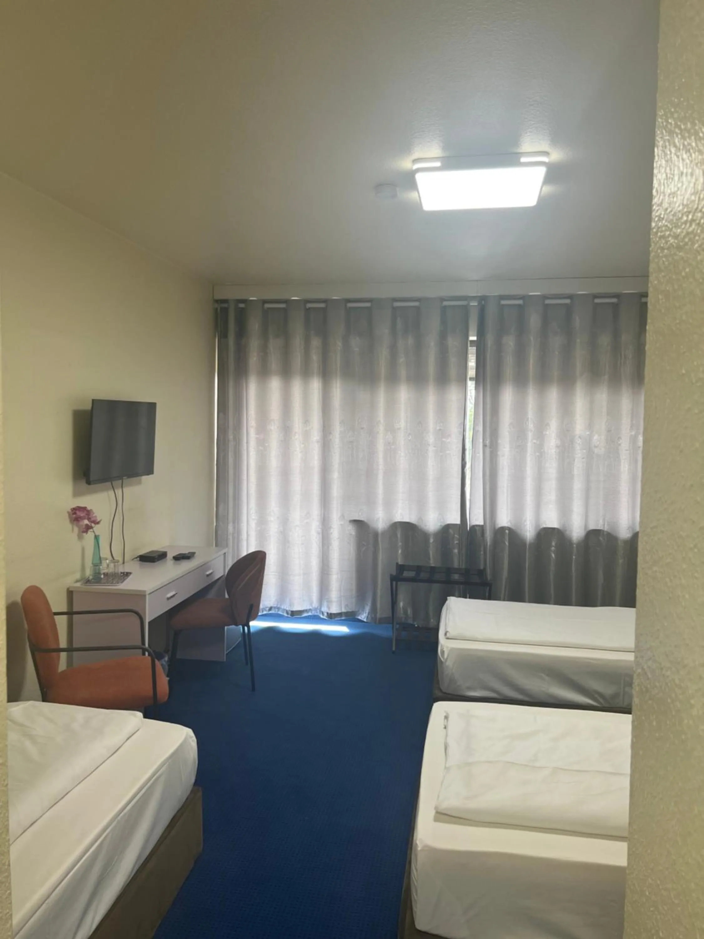 Photo of the whole room, Bed in Hotel Am Flughafen