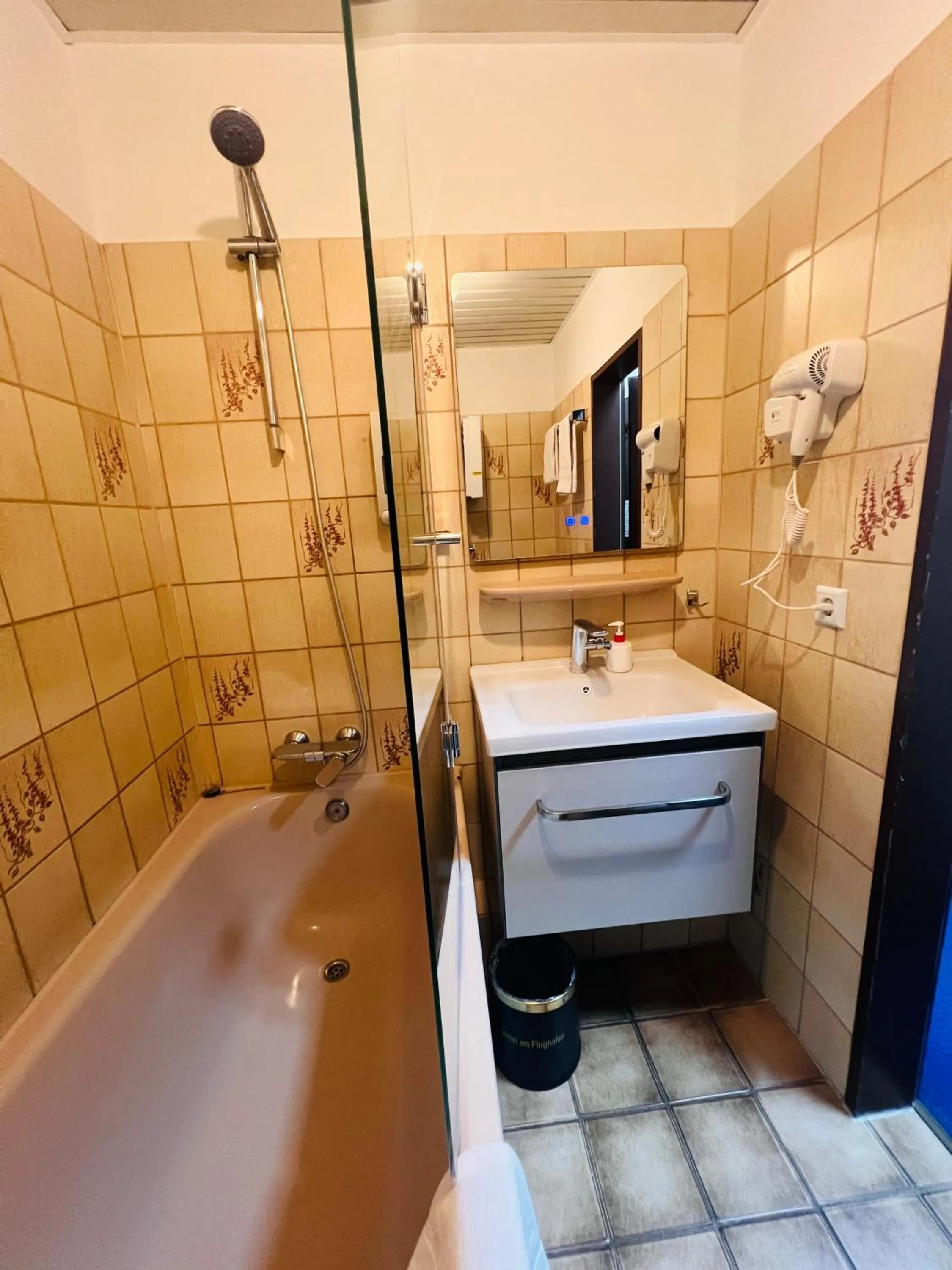 Bathroom in Hotel Am Flughafen