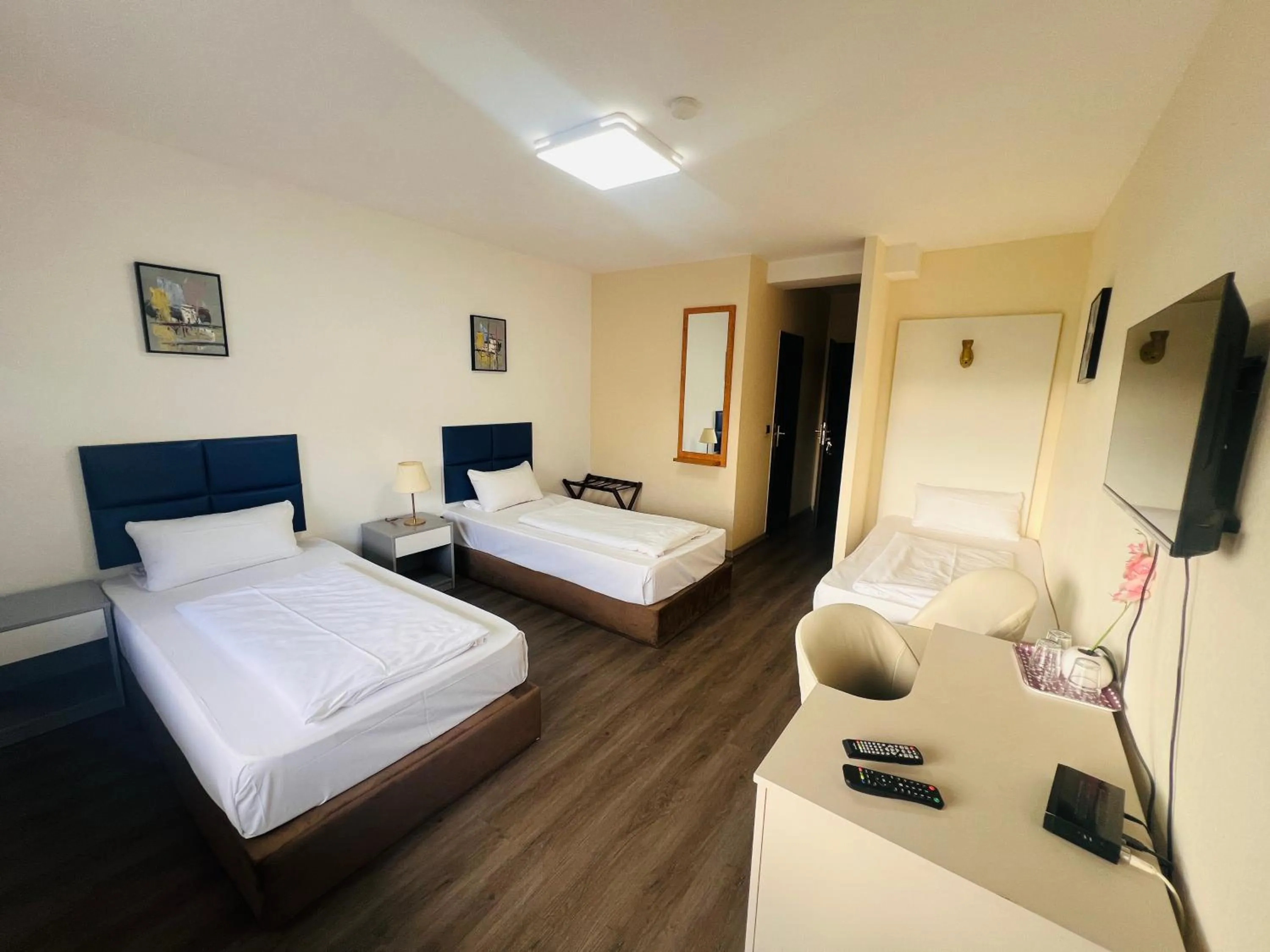 Photo of the whole room, Bed in Hotel Am Flughafen