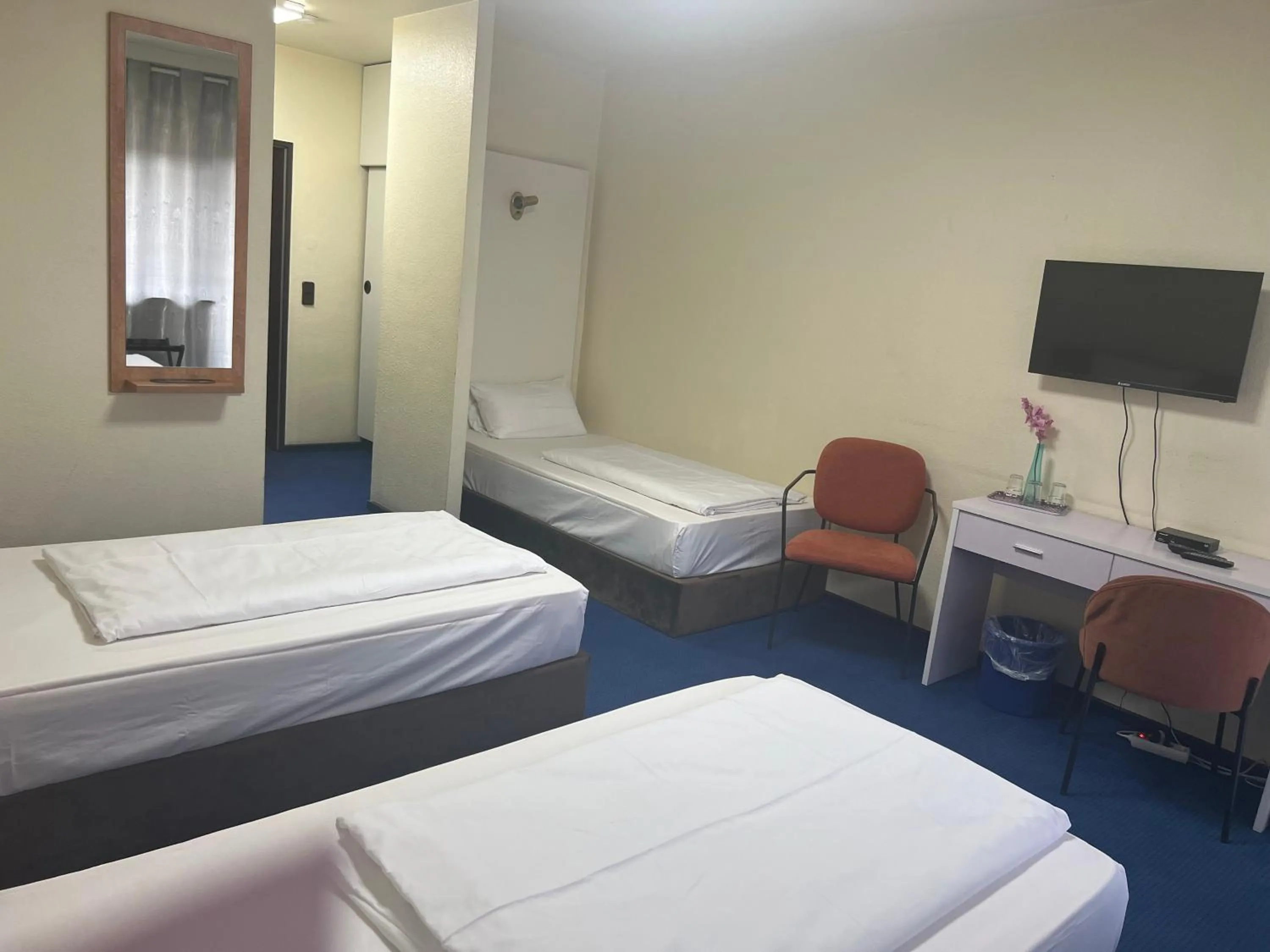 Photo of the whole room, Bed in Hotel Am Flughafen