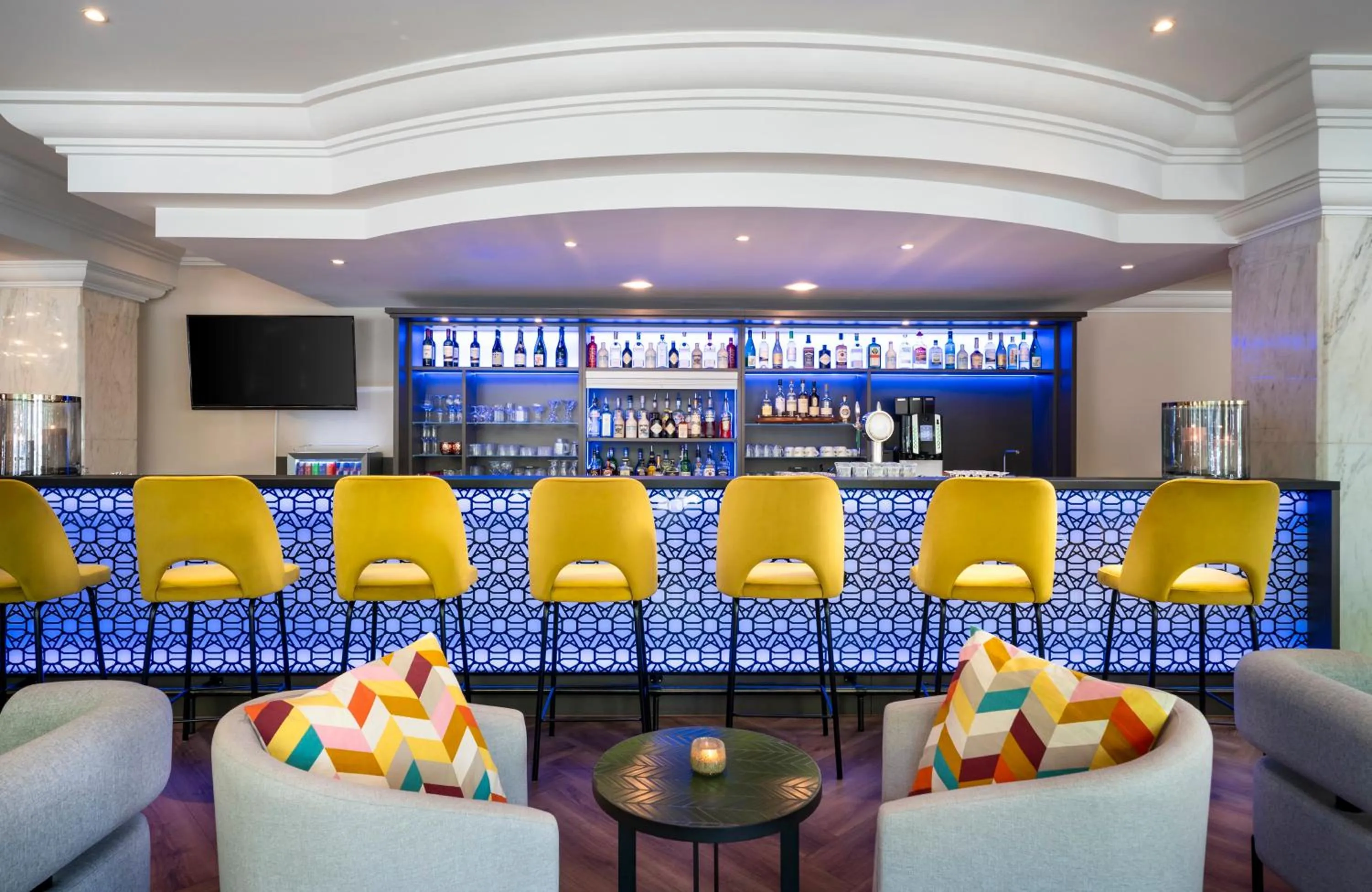 Lounge or bar in Leonardo Hotel Düsseldorf City Center