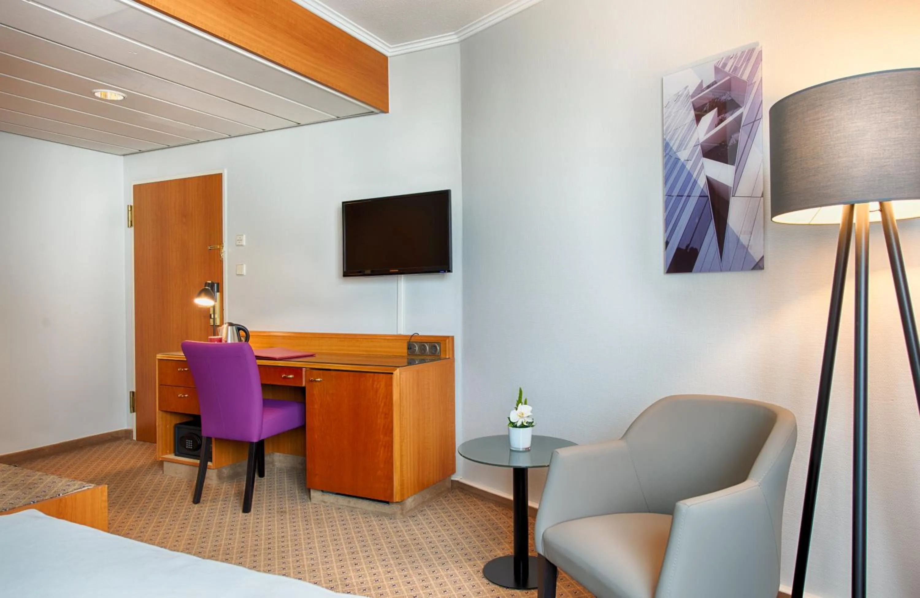 Photo of the whole room in Leonardo Hotel Düsseldorf City Center