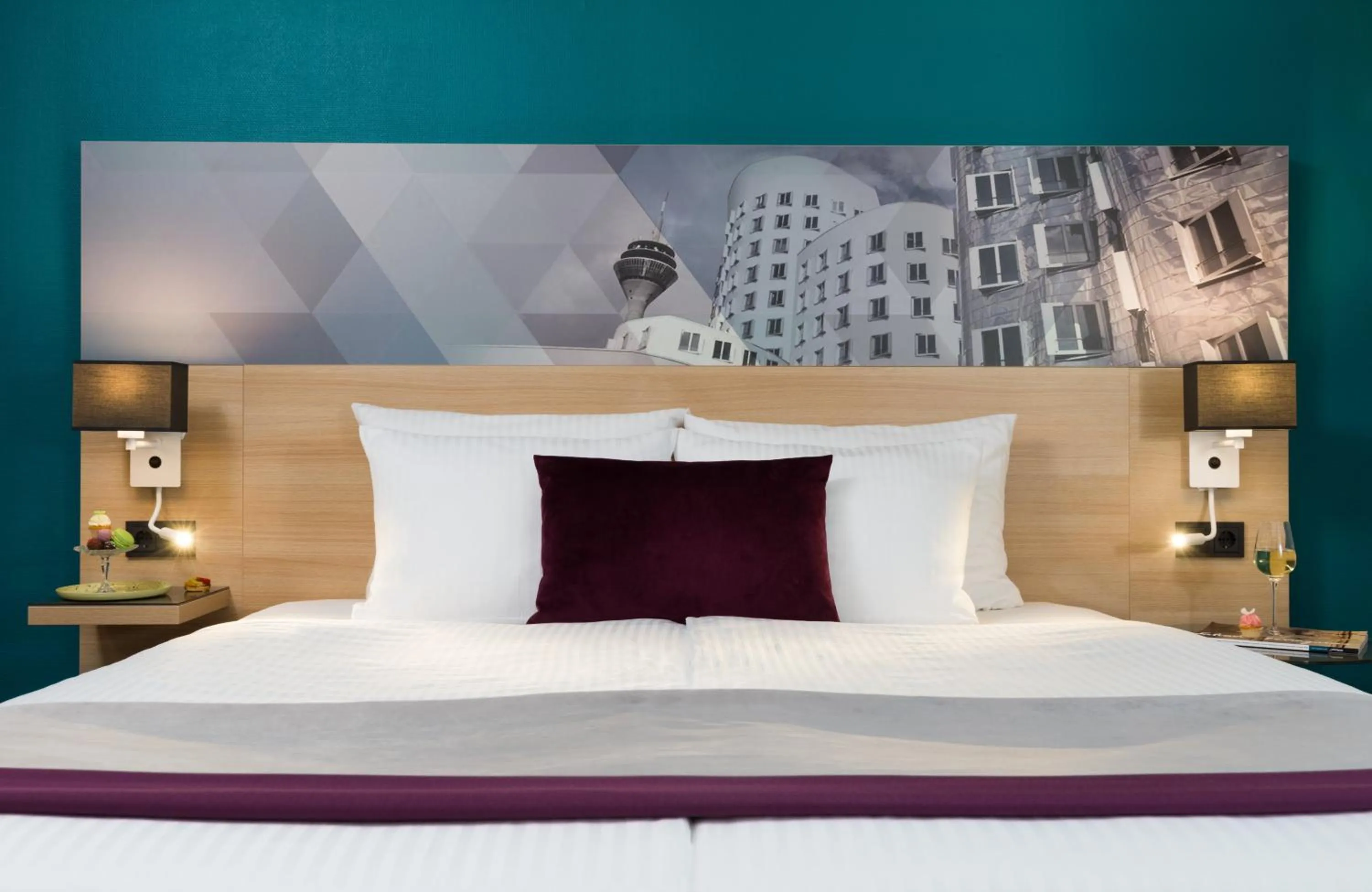 Photo of the whole room, Bed in Leonardo Hotel Düsseldorf City Center