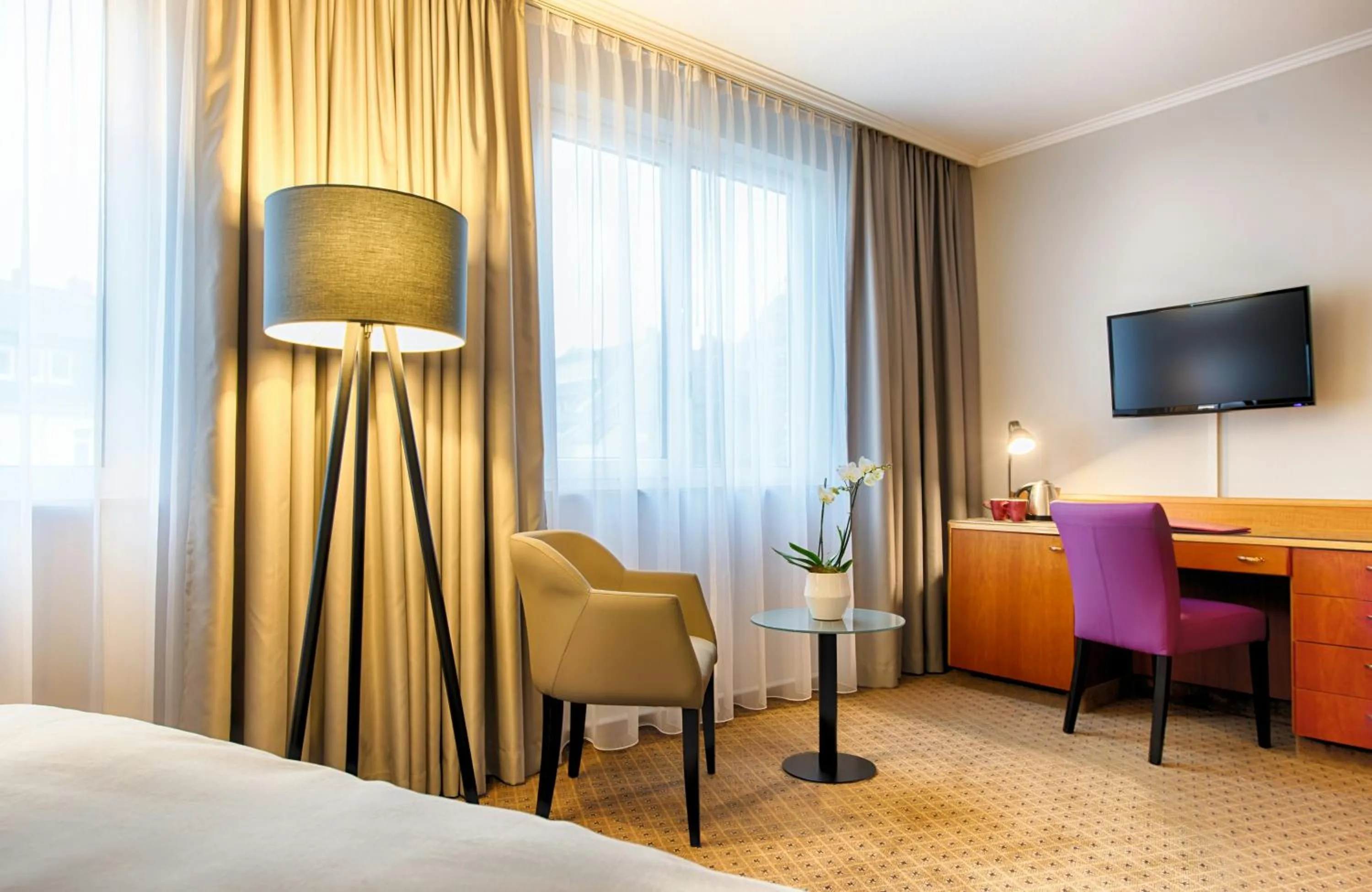 Bedroom, Bed in Leonardo Hotel Düsseldorf City Center