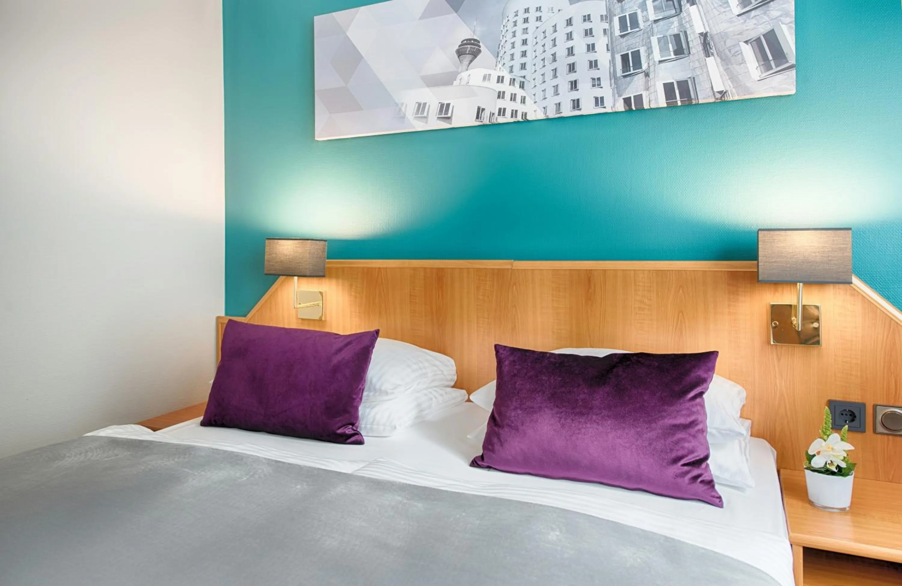 Photo of the whole room, Bed in Leonardo Hotel Düsseldorf City Center