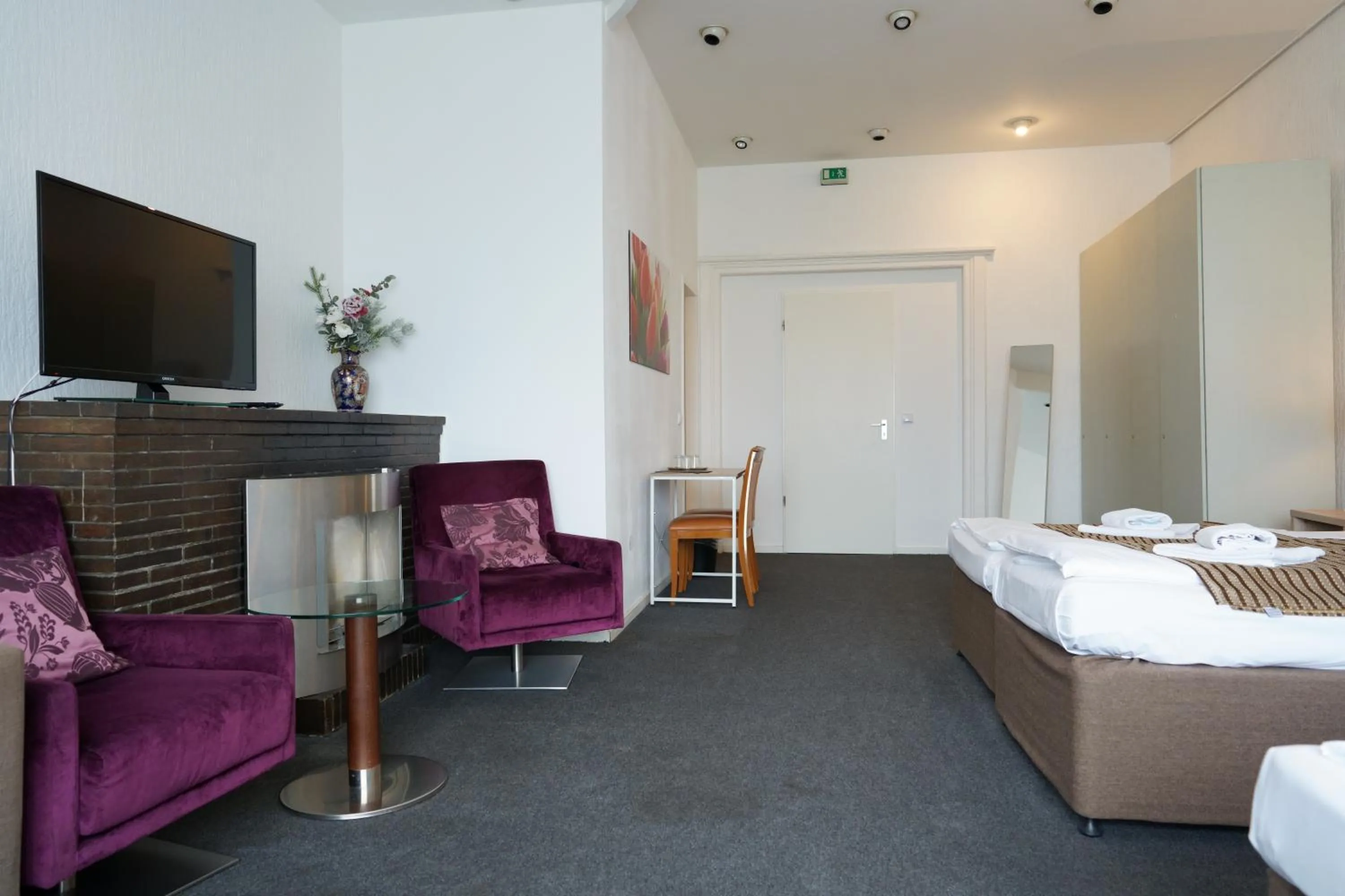 Photo of the whole room in Hotel Ambert