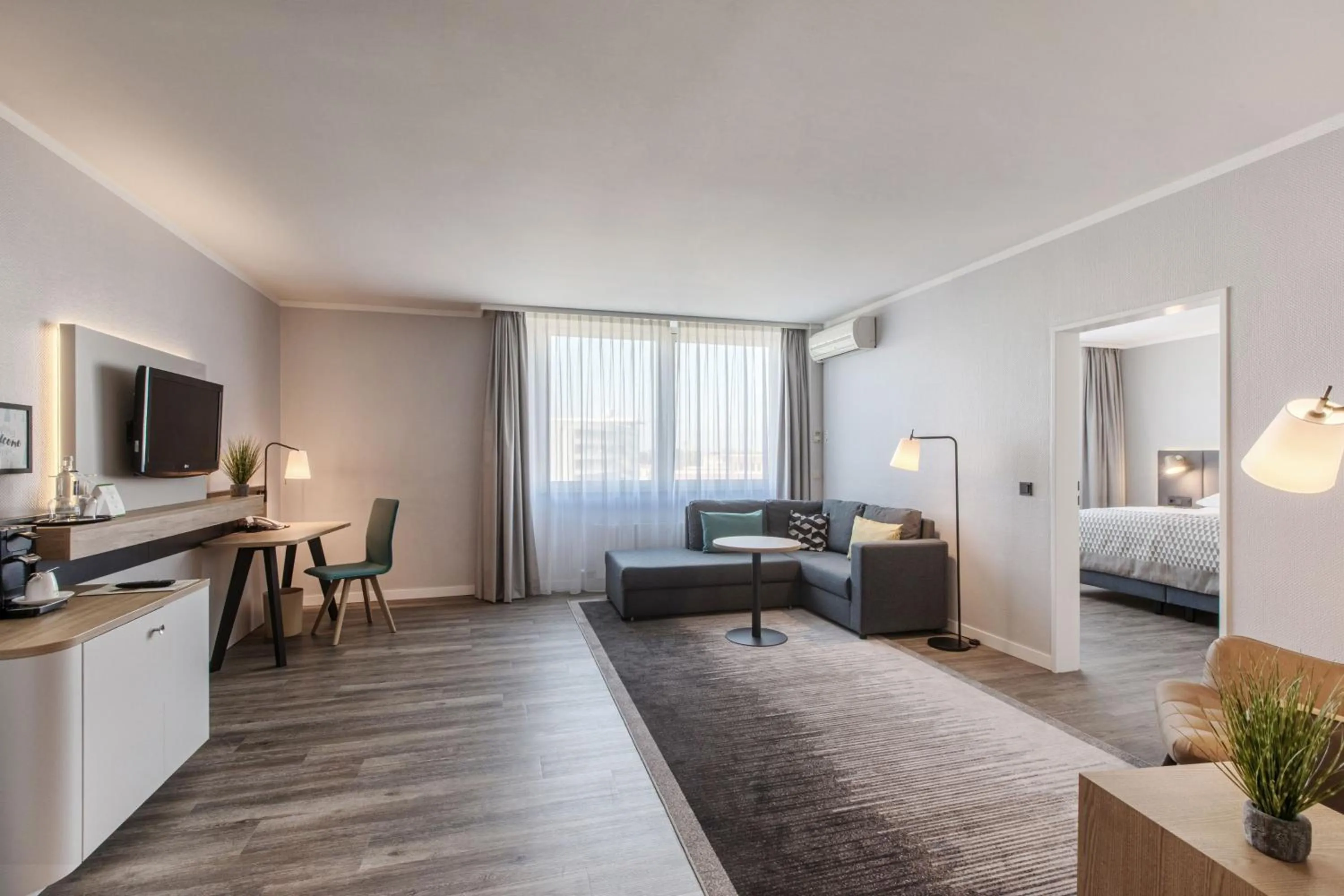 Photo of the whole room, Bed in Holiday Inn Düsseldorf-Neuss by IHG