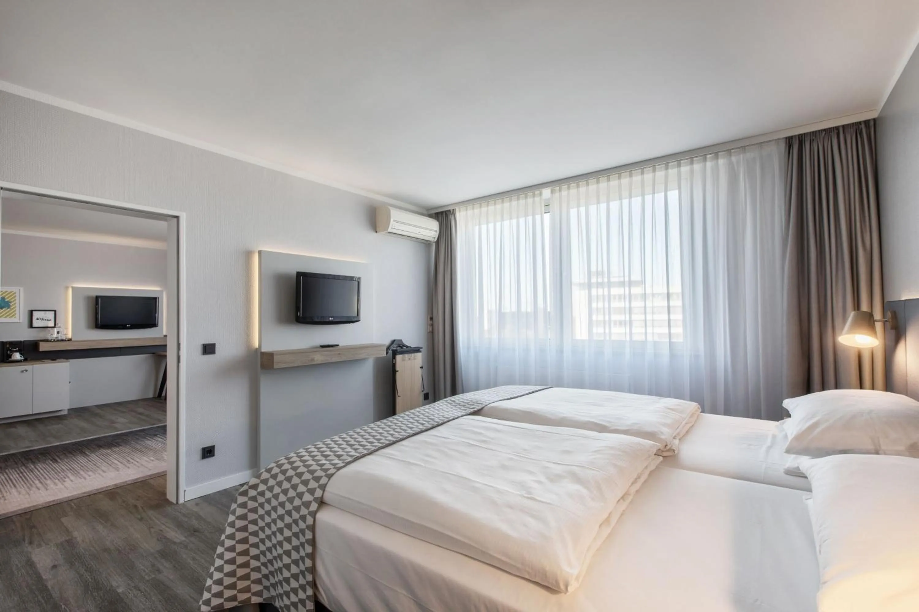 Photo of the whole room, Bed in Holiday Inn Düsseldorf-Neuss by IHG