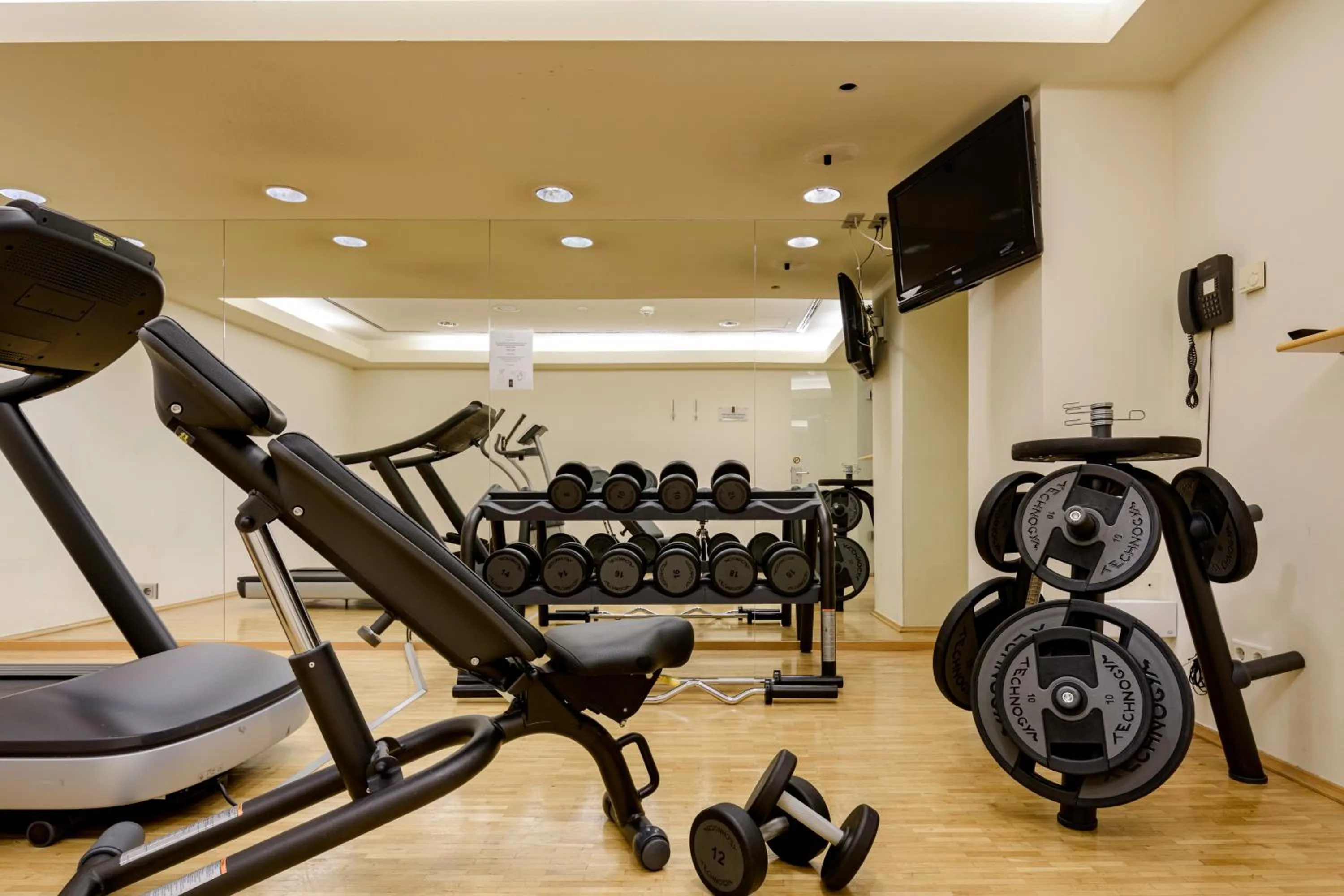 Fitness centre/facilities in Hotel Mondial am Dom Cologne MGallery