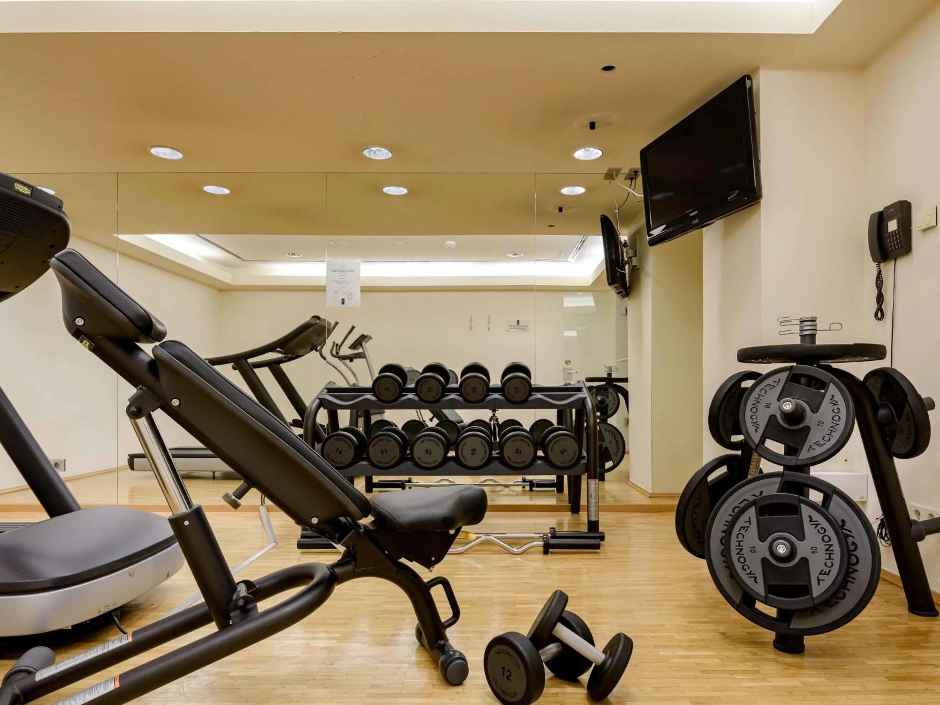Fitness centre/facilities in Hotel Mondial am Dom Cologne MGallery