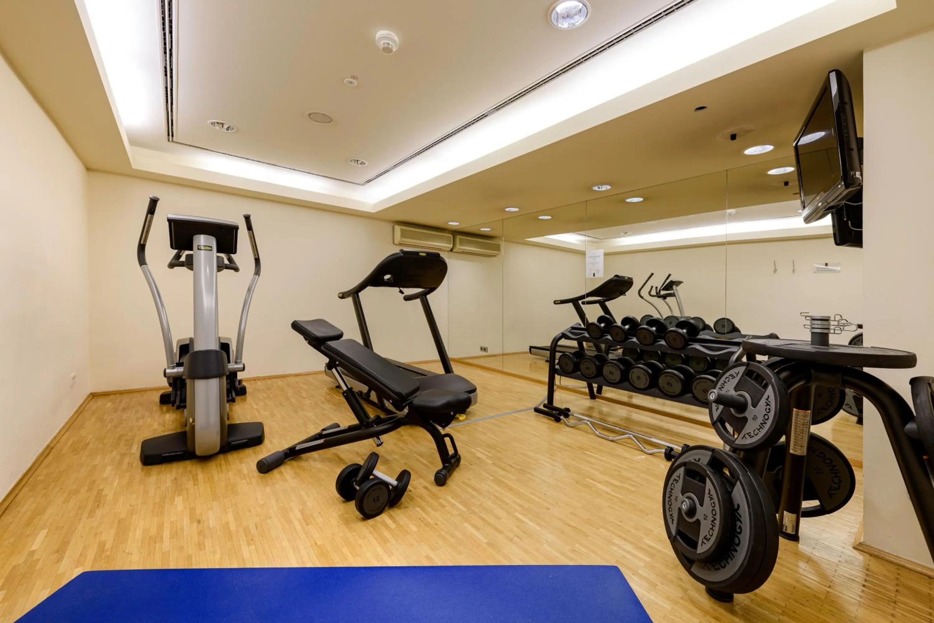 Fitness centre/facilities in Hotel Mondial am Dom Cologne MGallery