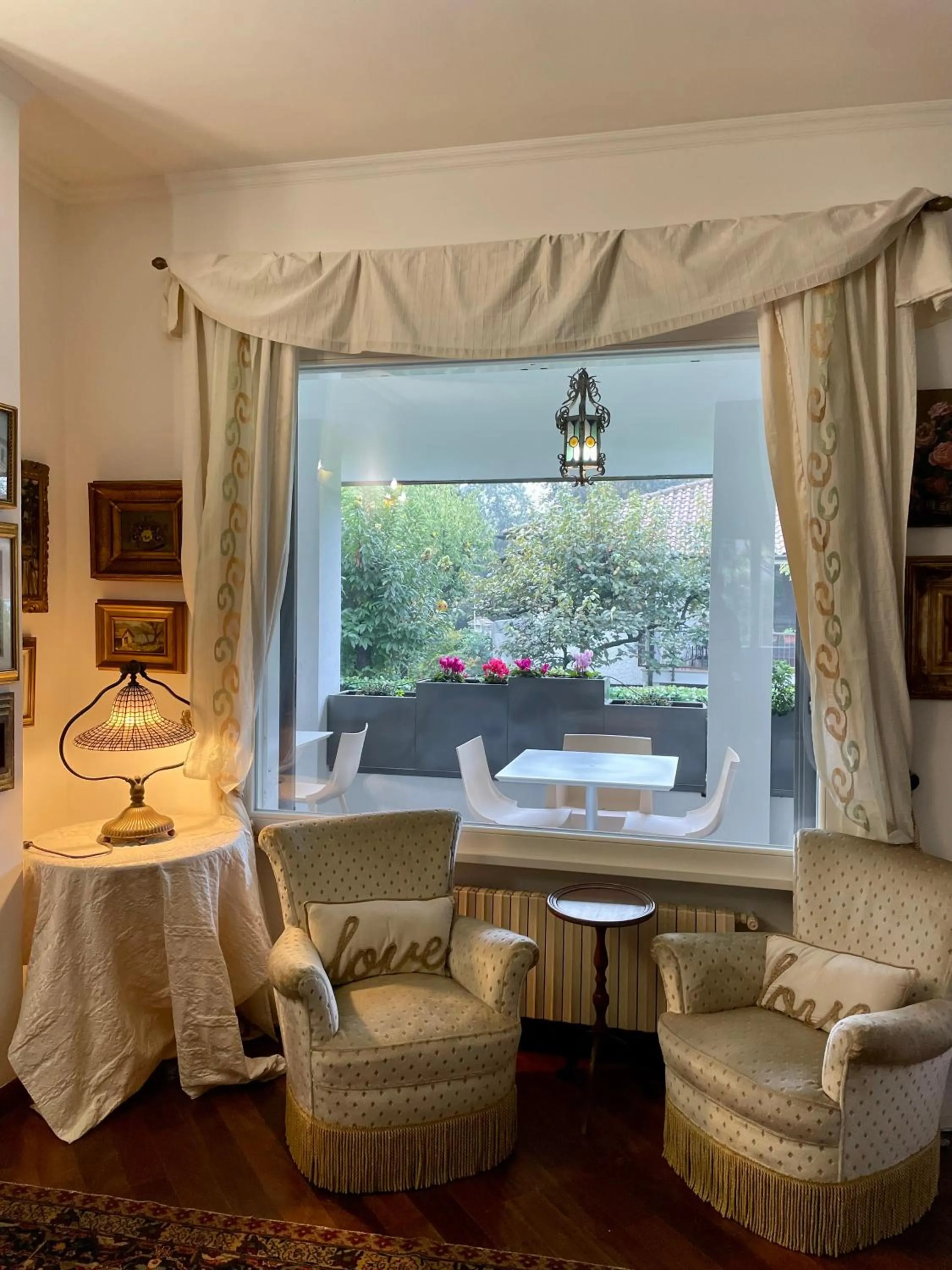 Communal lounge/ TV room in B&B Villa Tersius