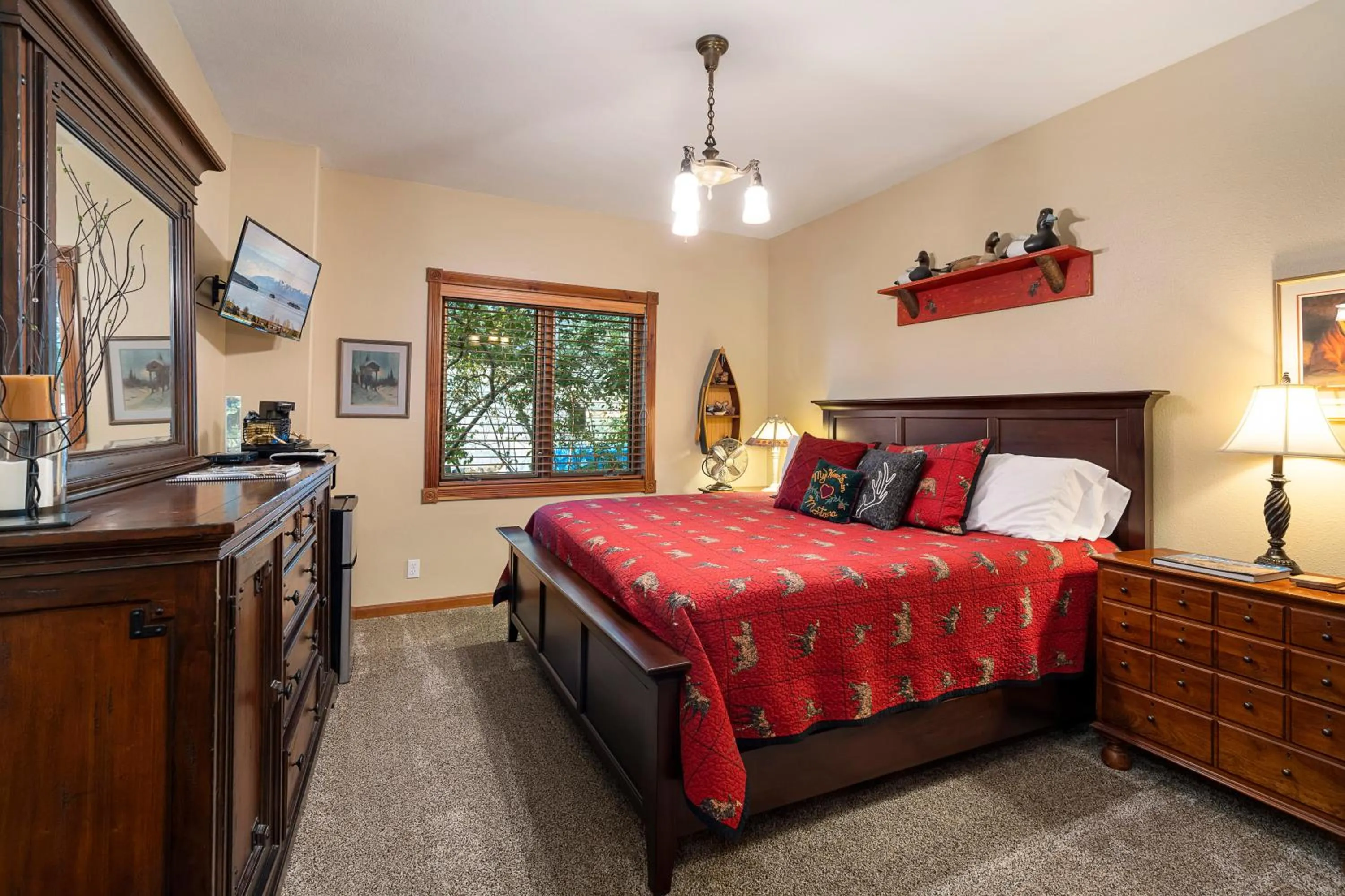 Bed in THE INN Bigfork Bay