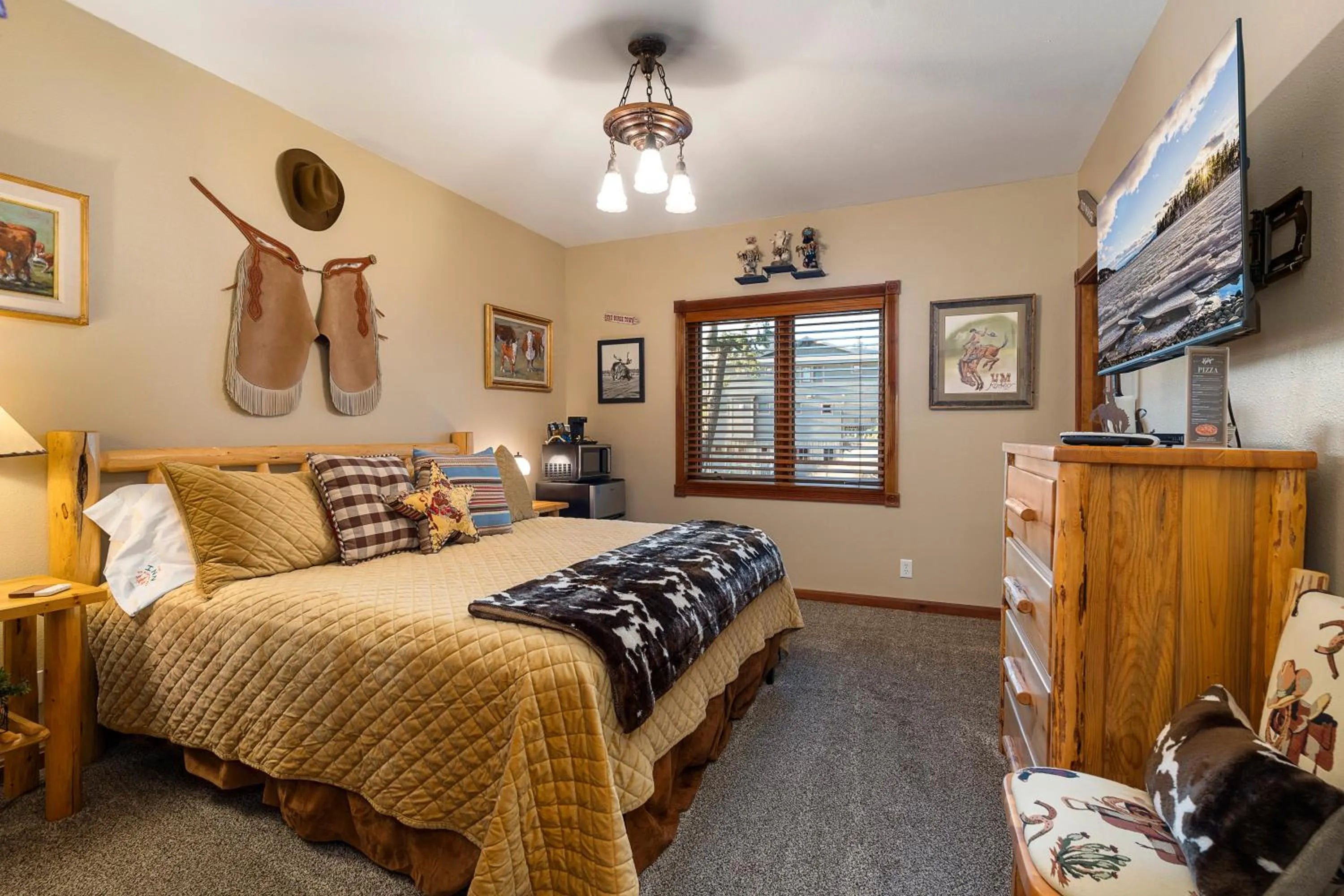 Bed in THE INN Bigfork Bay