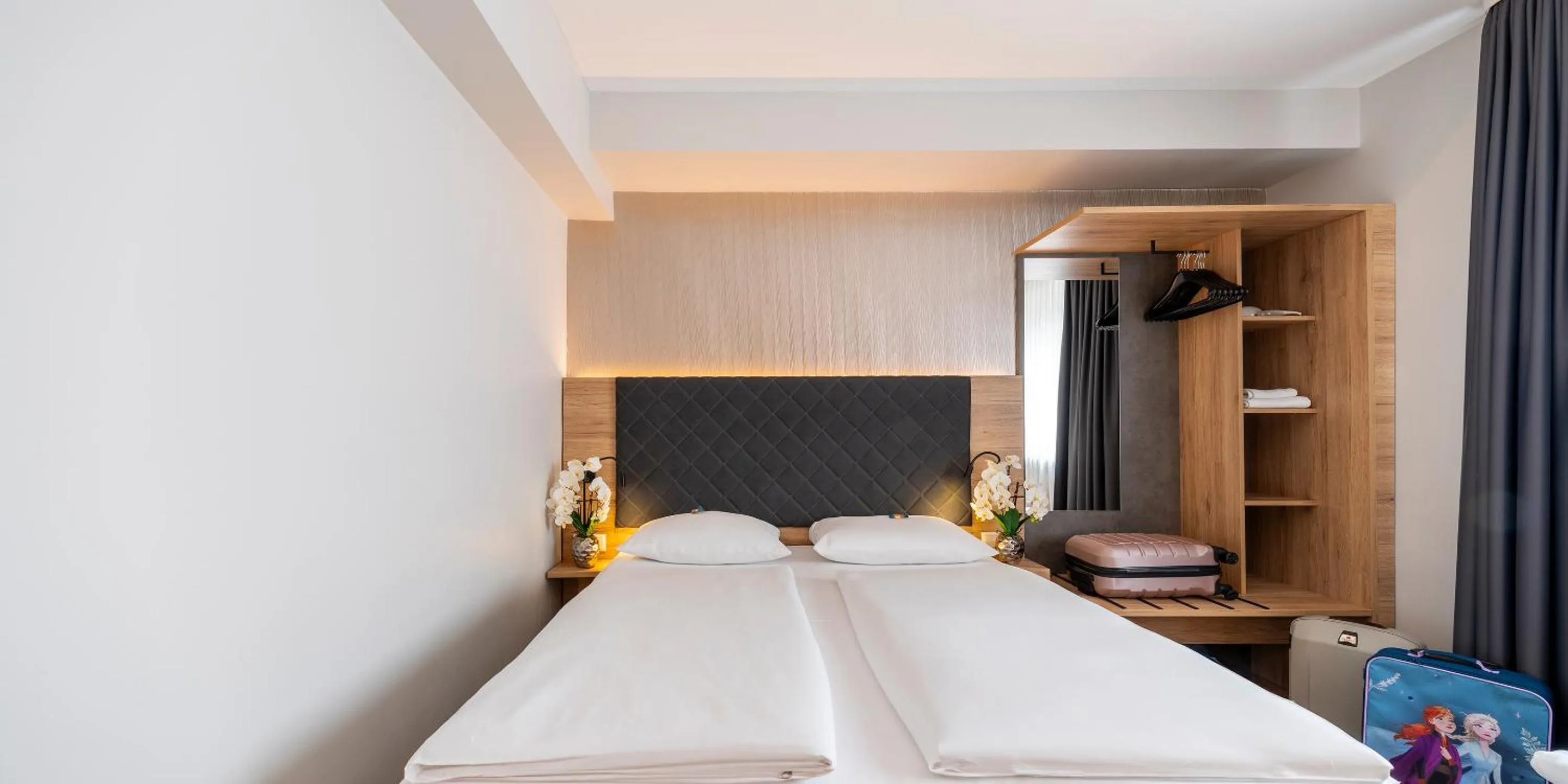 Bedroom, Bed in PLAZA INN Rieker Stuttgart Hauptbahnhof