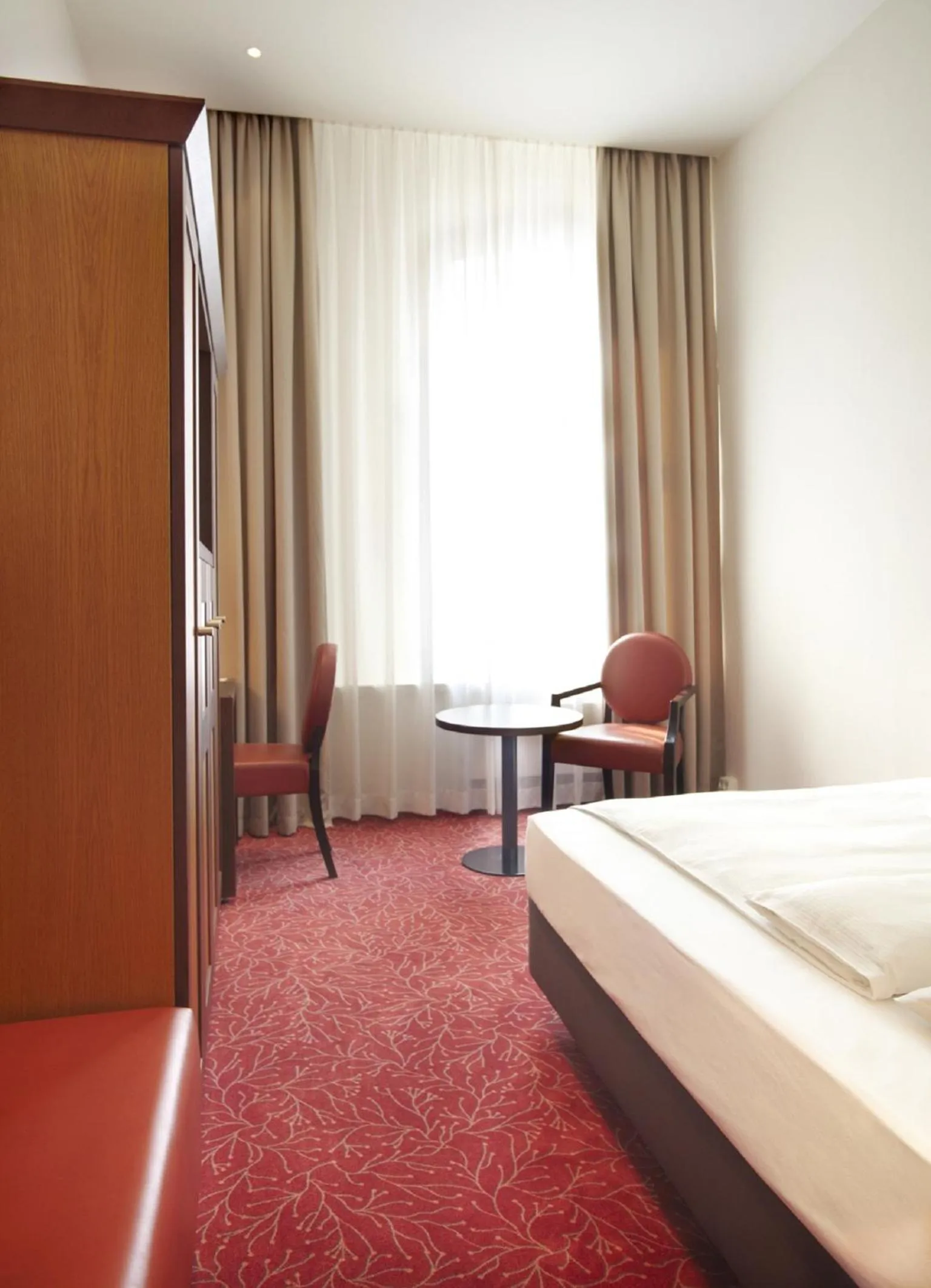 Photo of the whole room, Bed in Hotel Hafen Hamburg