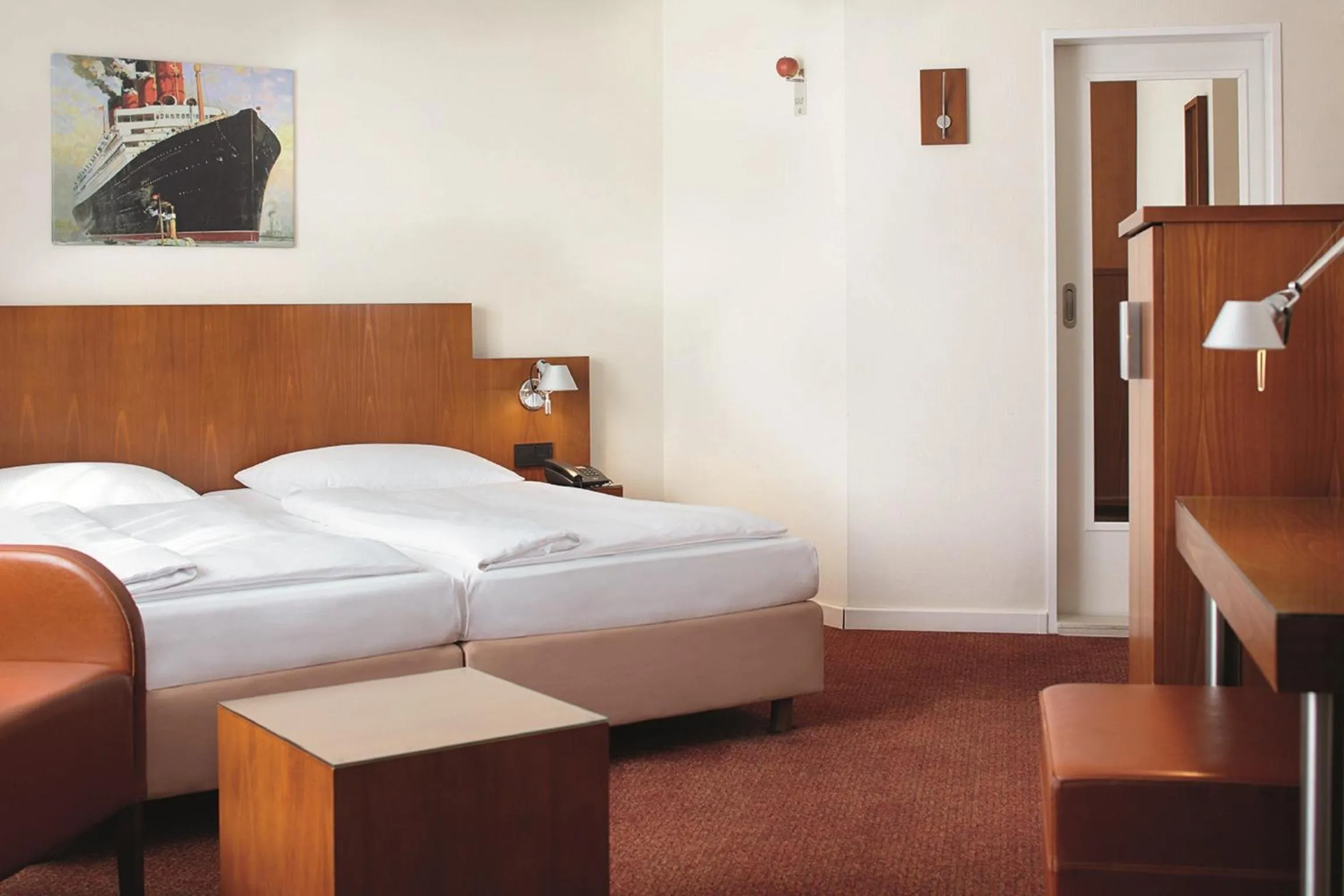 Photo of the whole room, Bed in Hotel Hafen Hamburg