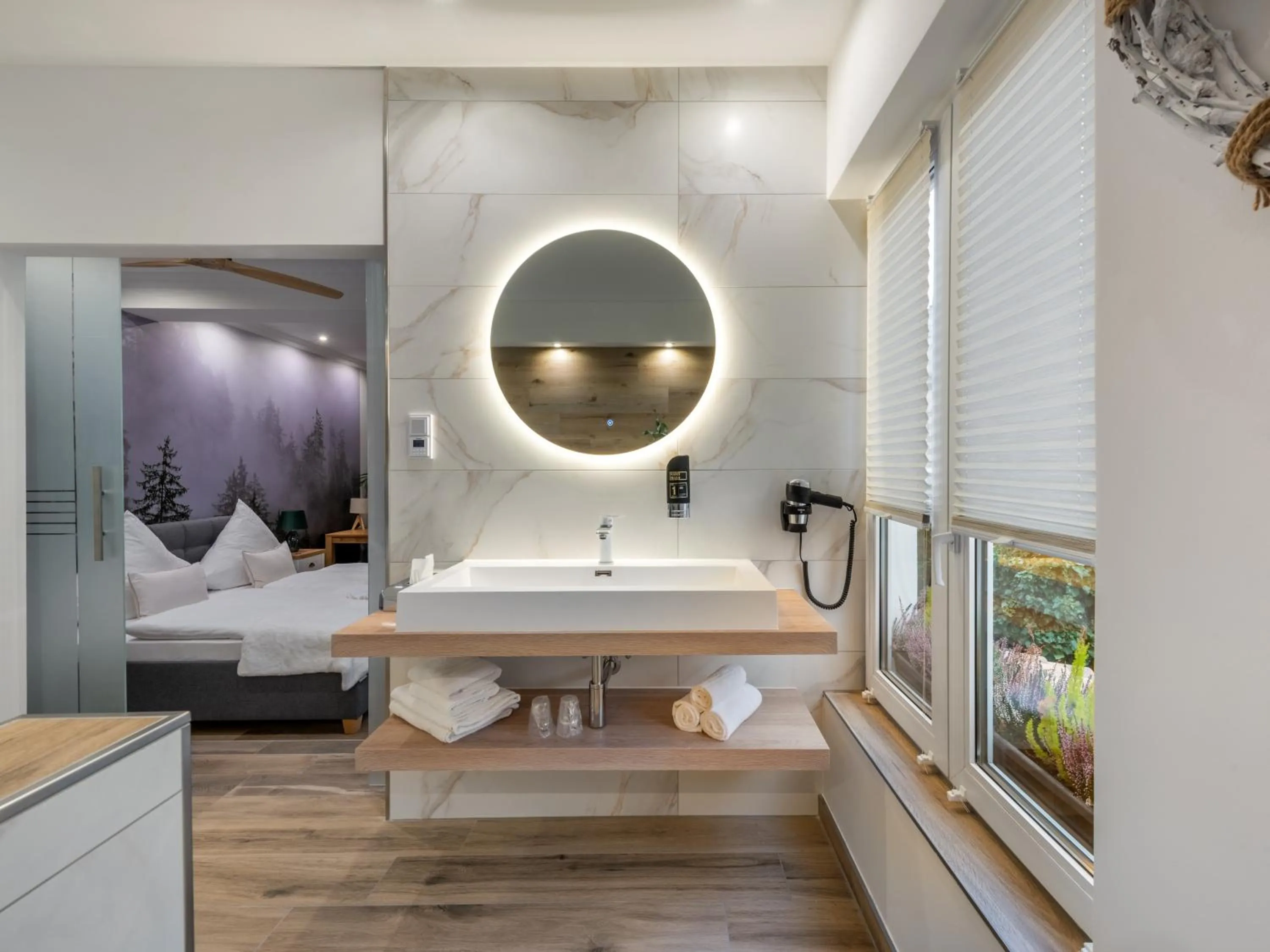 Bathroom, Bed in Cityhotel Bernburg