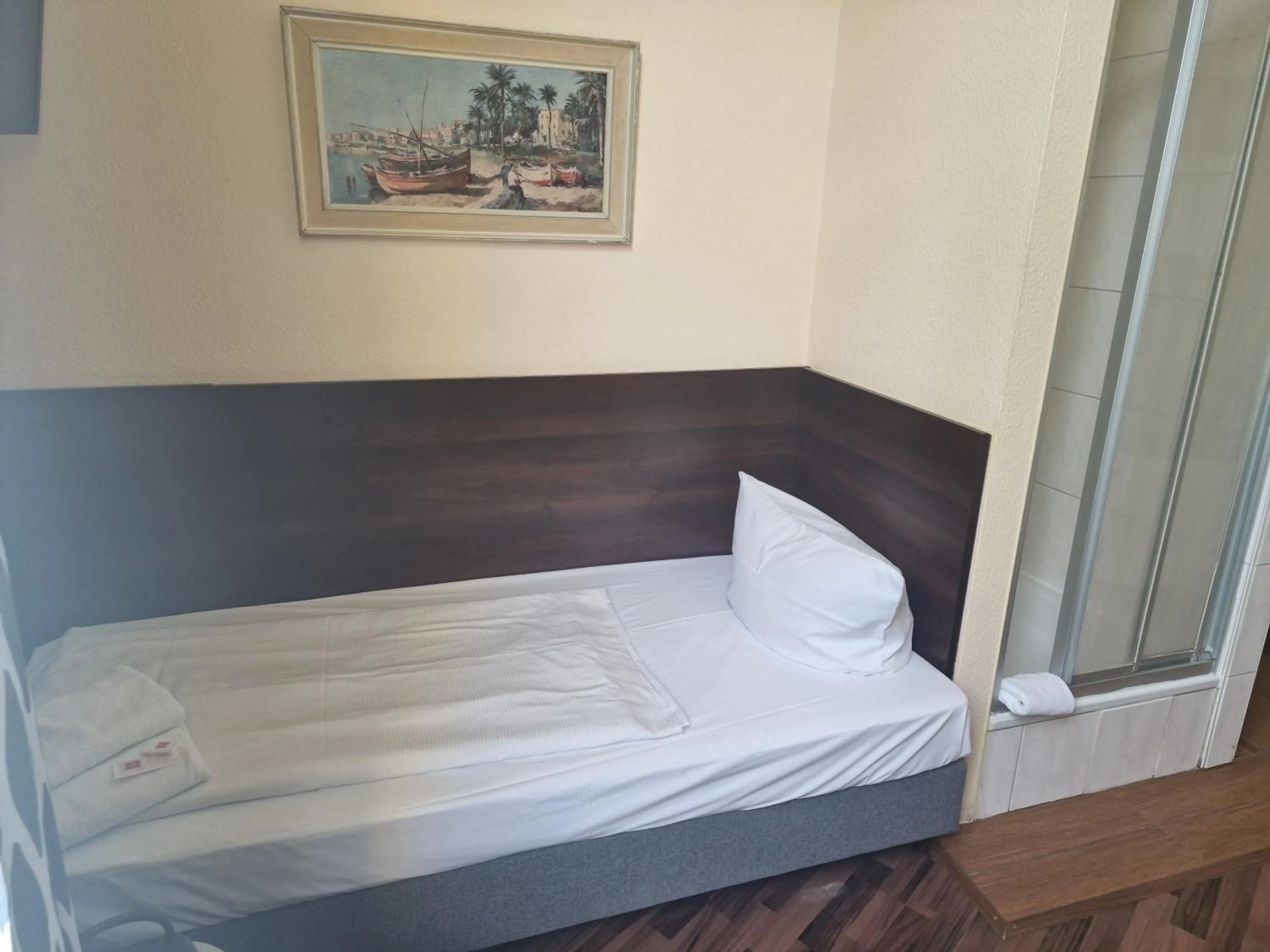 Bed in Hotel Am Stuttgarter Eck