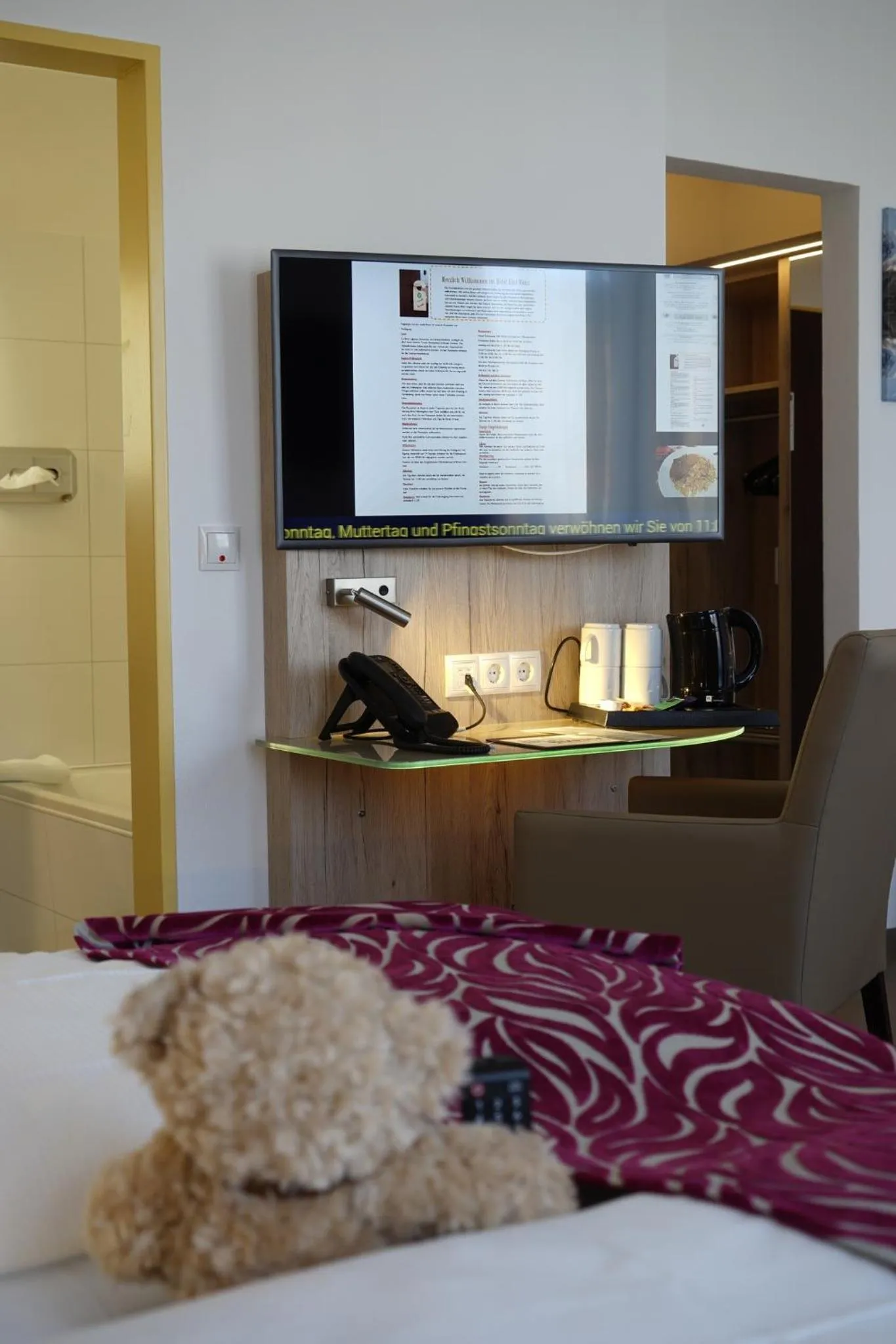 TV and multimedia, Bed in Hotel Edel Weiss