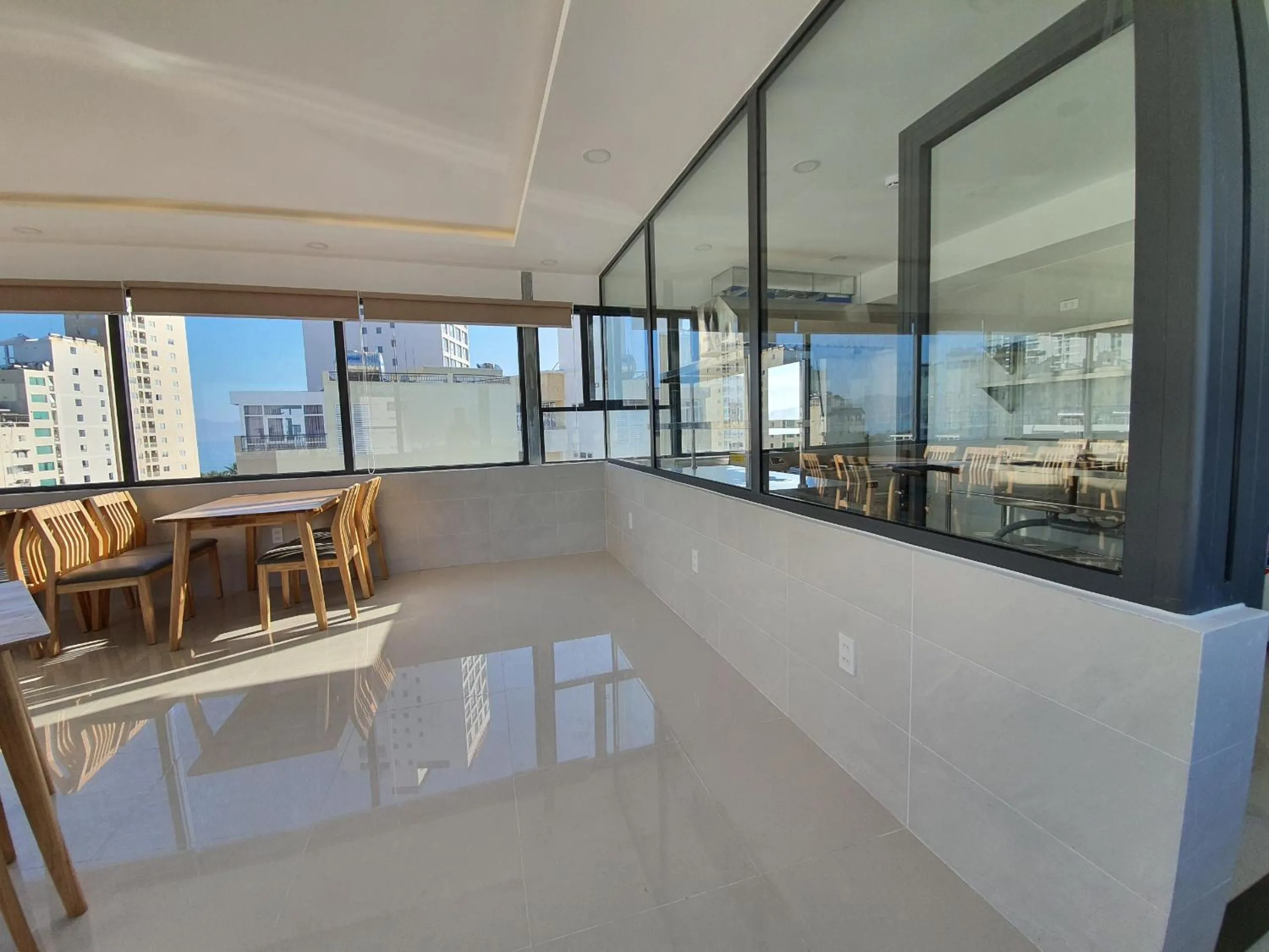 Restaurant/places to eat in XO Hotel & Apartments