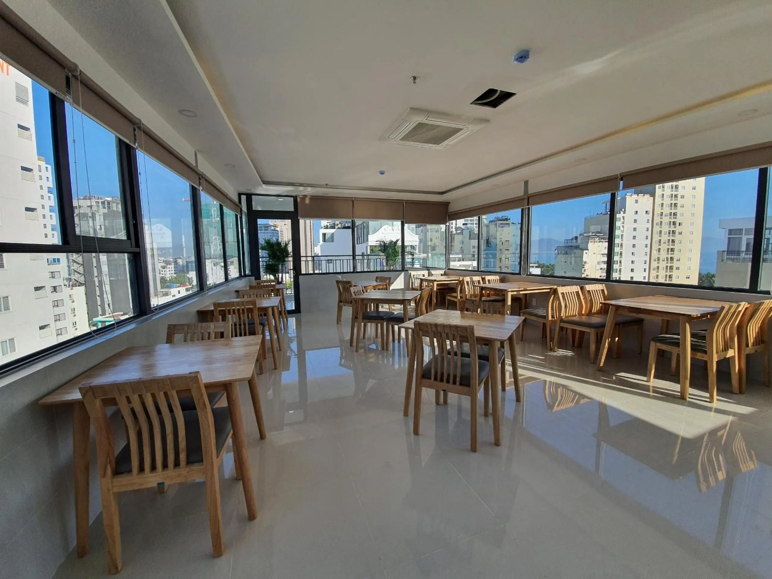 Restaurant/places to eat in XO Hotel & Apartments