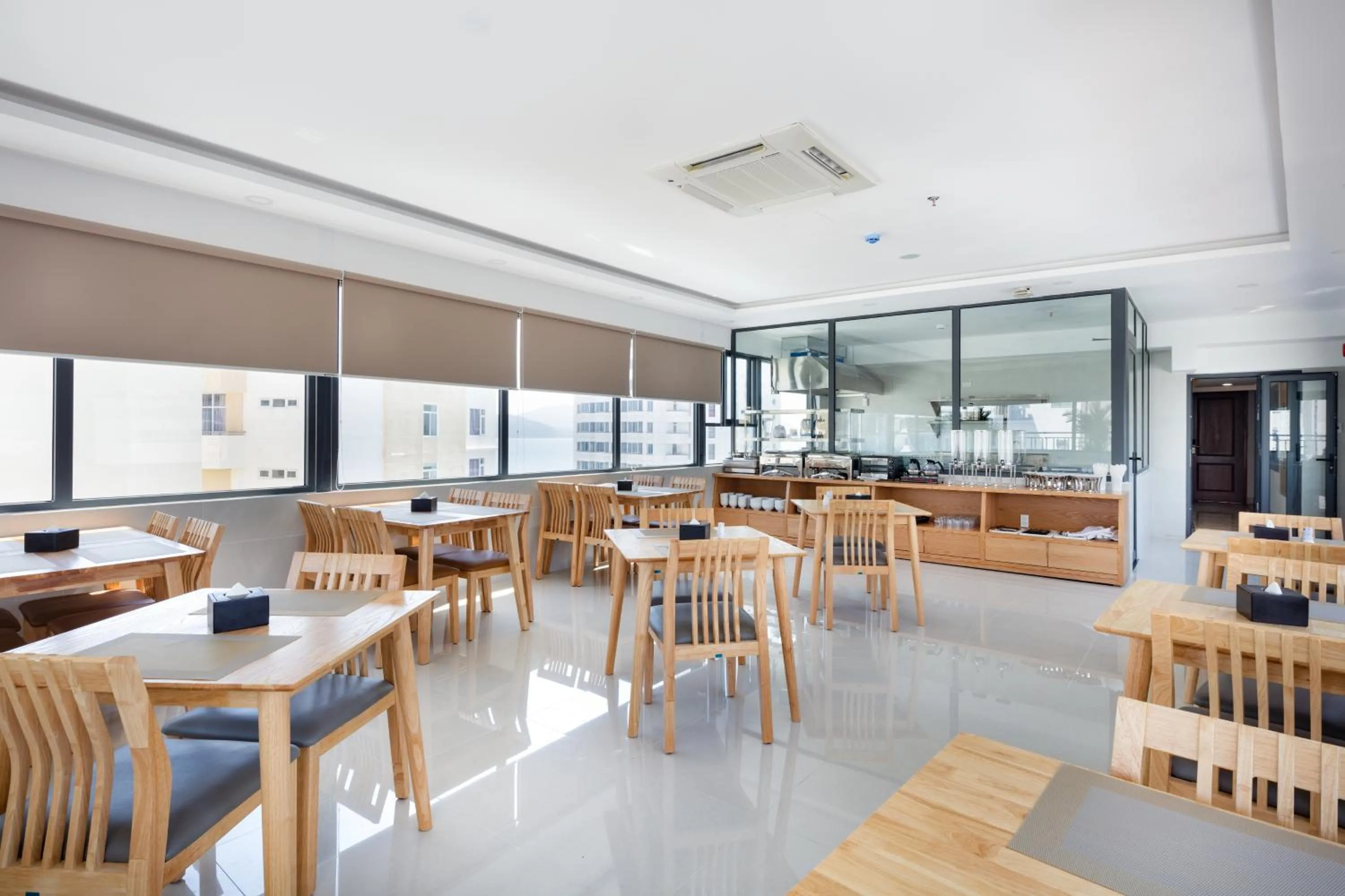 Restaurant/places to eat in XO Hotel & Apartments