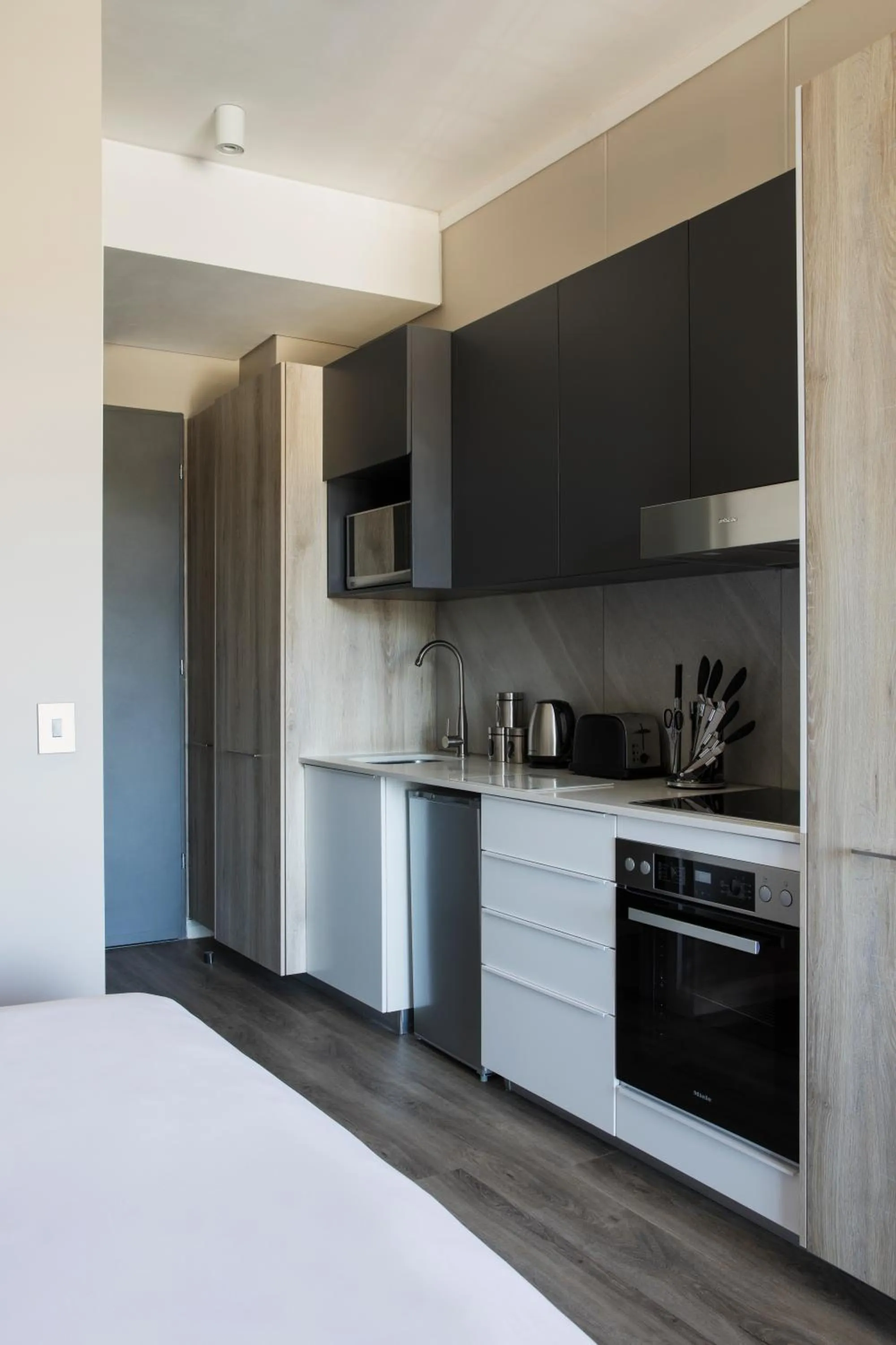 Kitchen or kitchenette, Bed in The Capital Trilogy Menlyn Maine