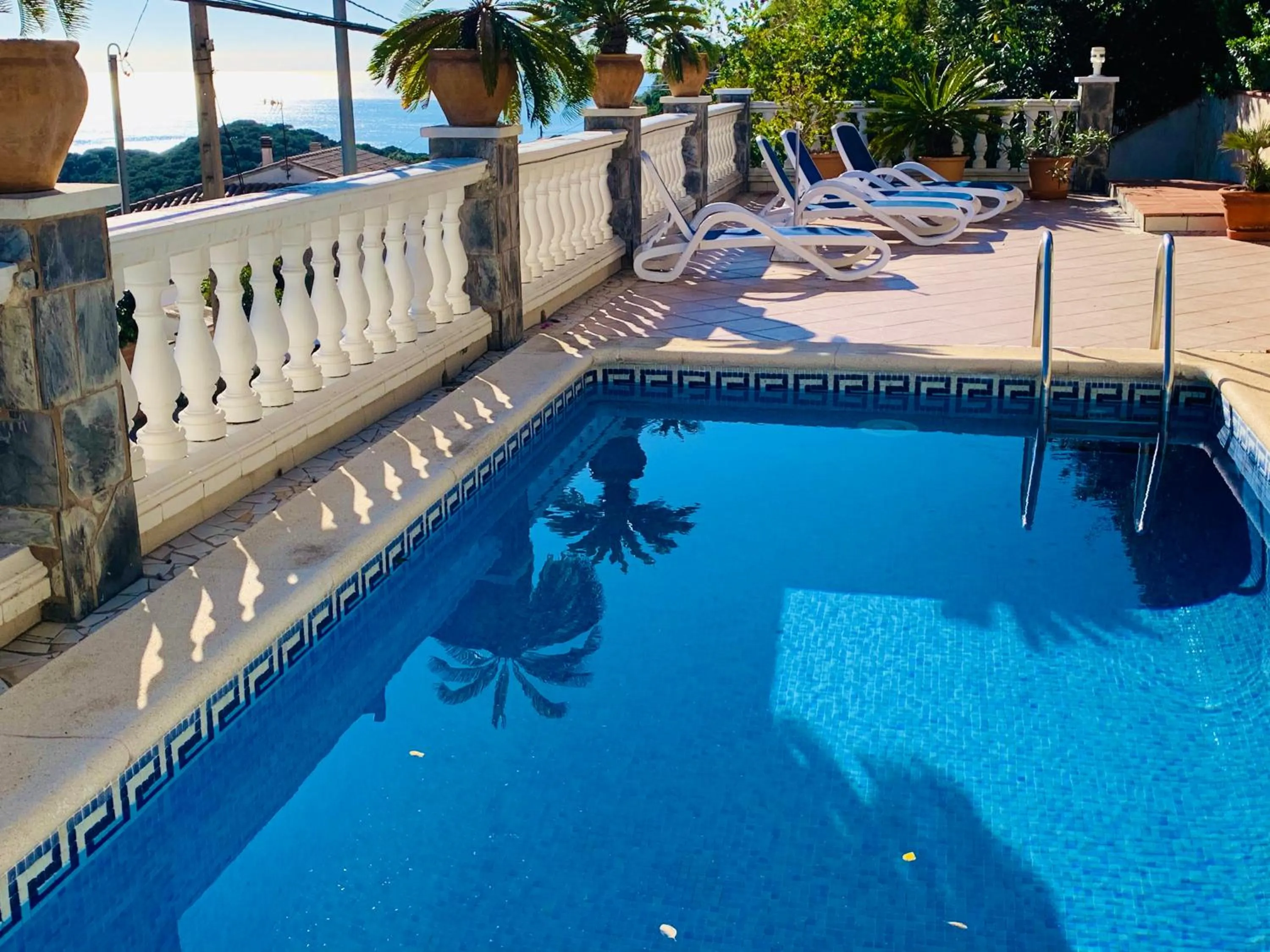 Swimming pool in Mediterranean Villa Investingspain sea view and pool