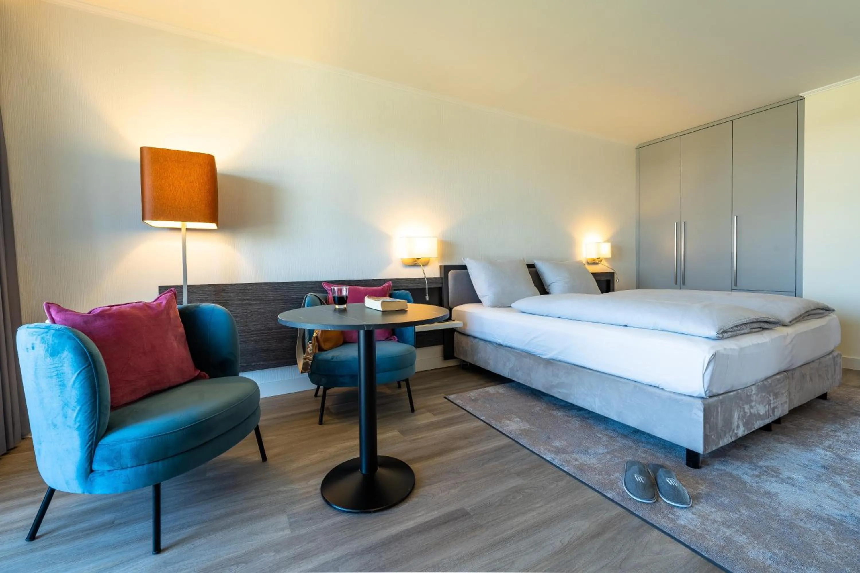 Photo of the whole room, Bed in MASEVEN Stuttgart SI Centrum ehem SI-SUITES