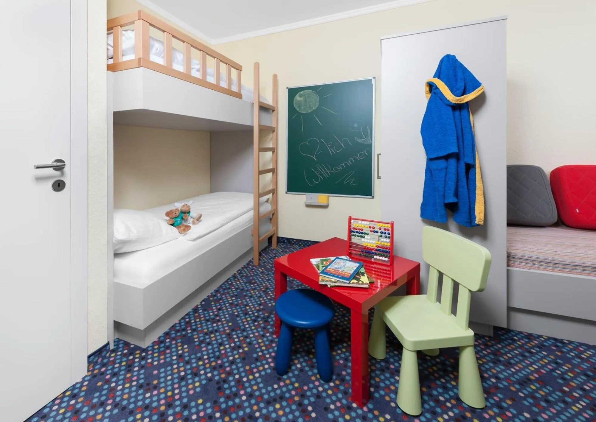 Photo of the whole room, Bed in MASEVEN Stuttgart SI Centrum ehem SI-SUITES