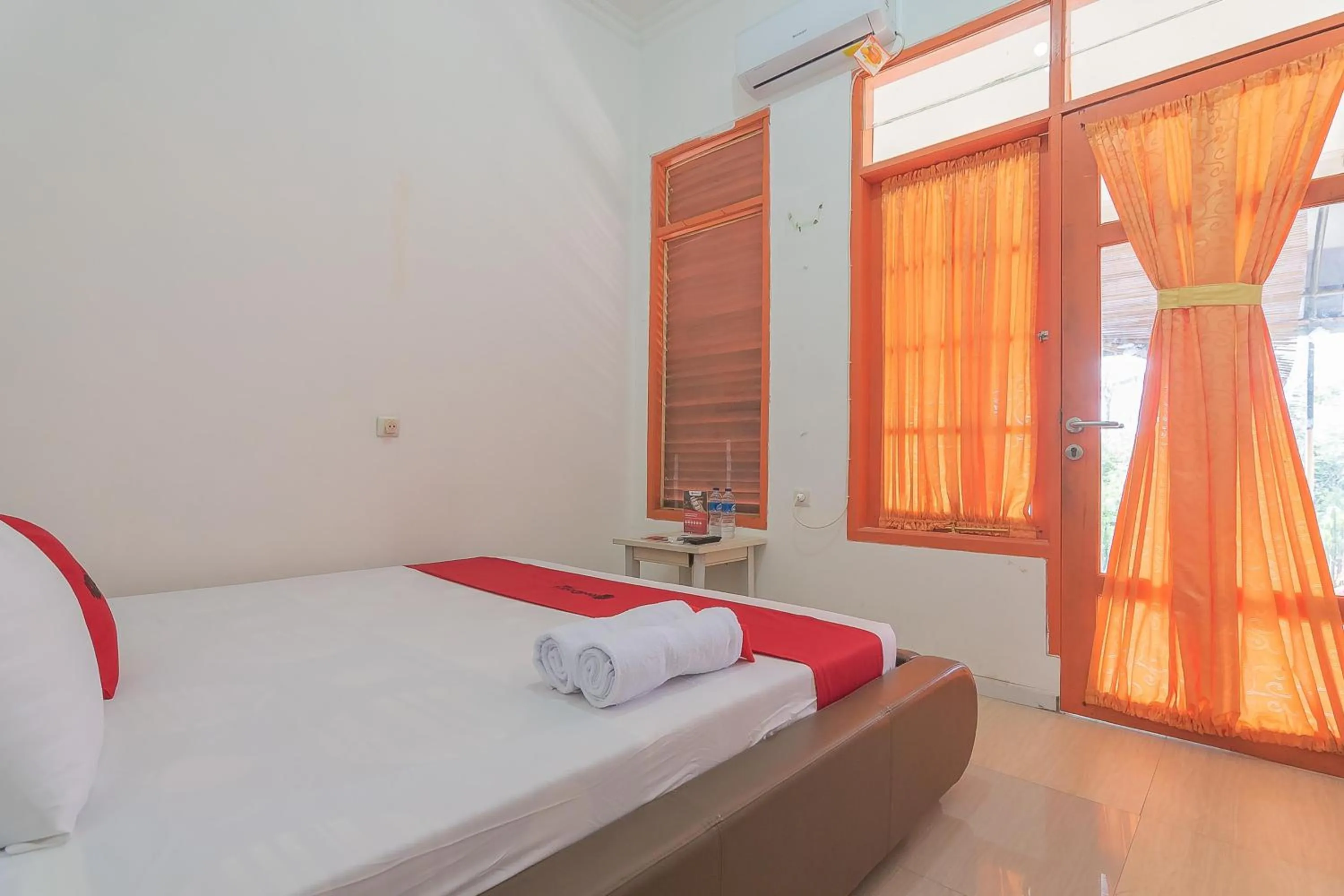 Bed in RedDoorz Resort Syariah @ Batu Apung Purwakarta