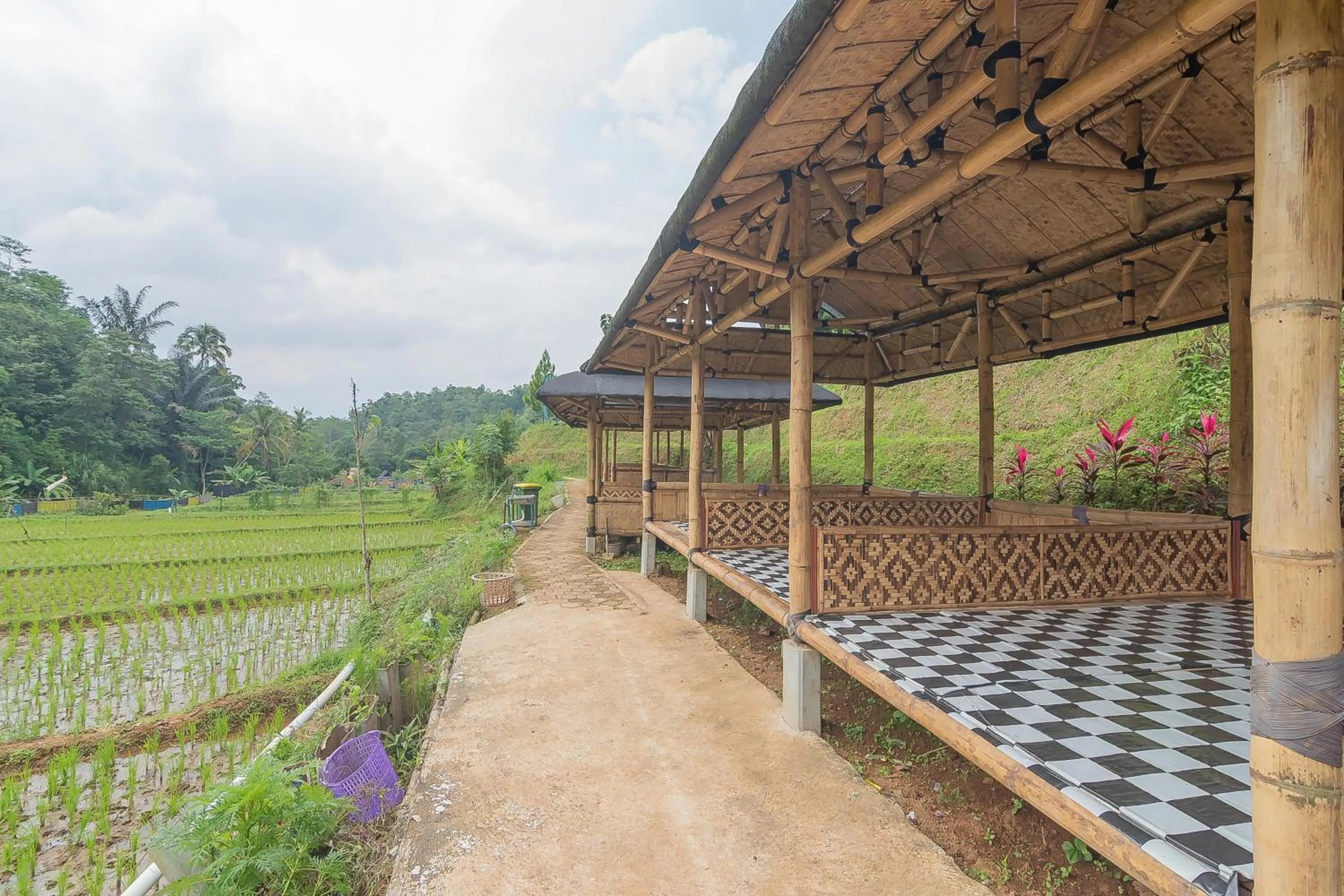 Patio in RedDoorz Resort Syariah @ Batu Apung Purwakarta