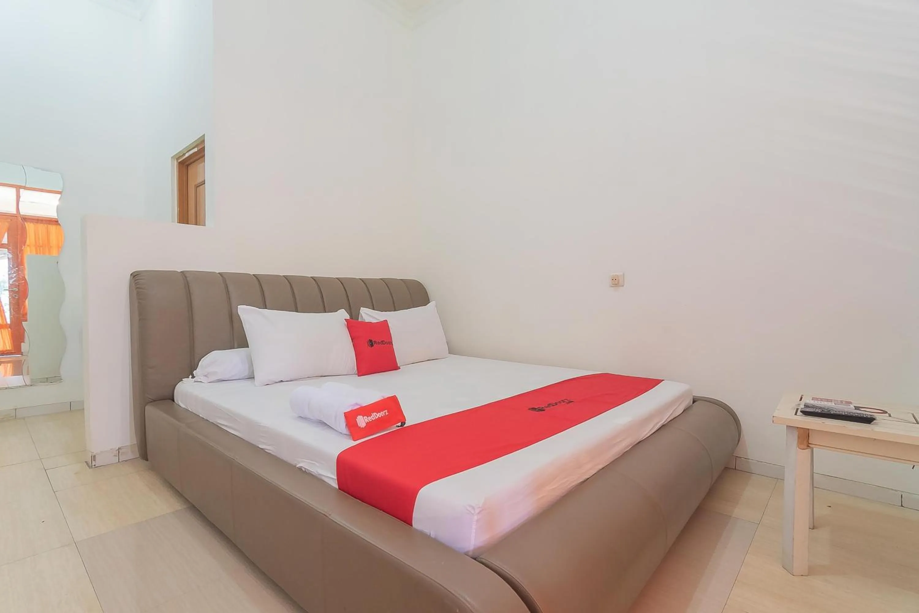Bed in RedDoorz Resort Syariah @ Batu Apung Purwakarta