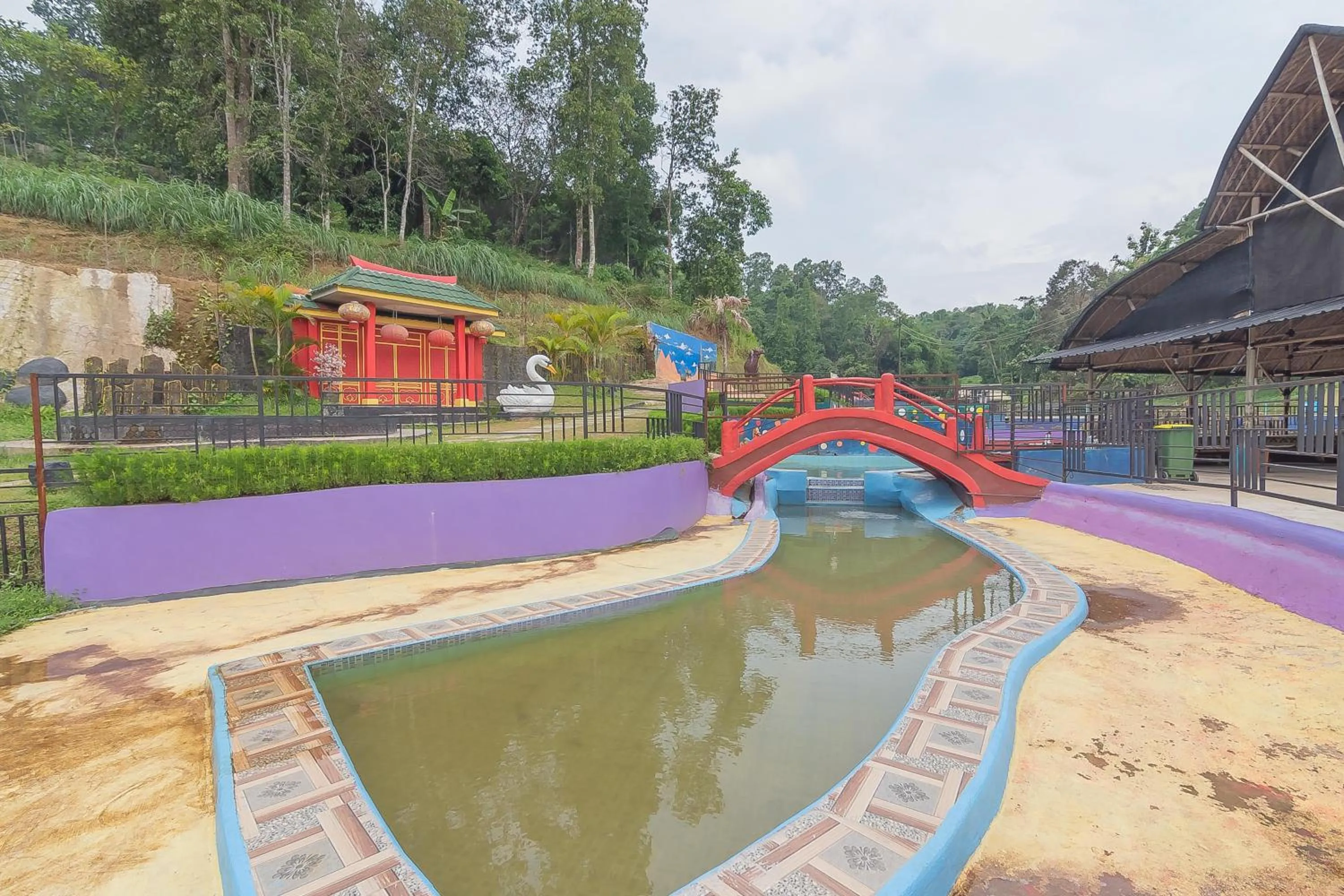 Swimming pool in RedDoorz Resort Syariah @ Batu Apung Purwakarta