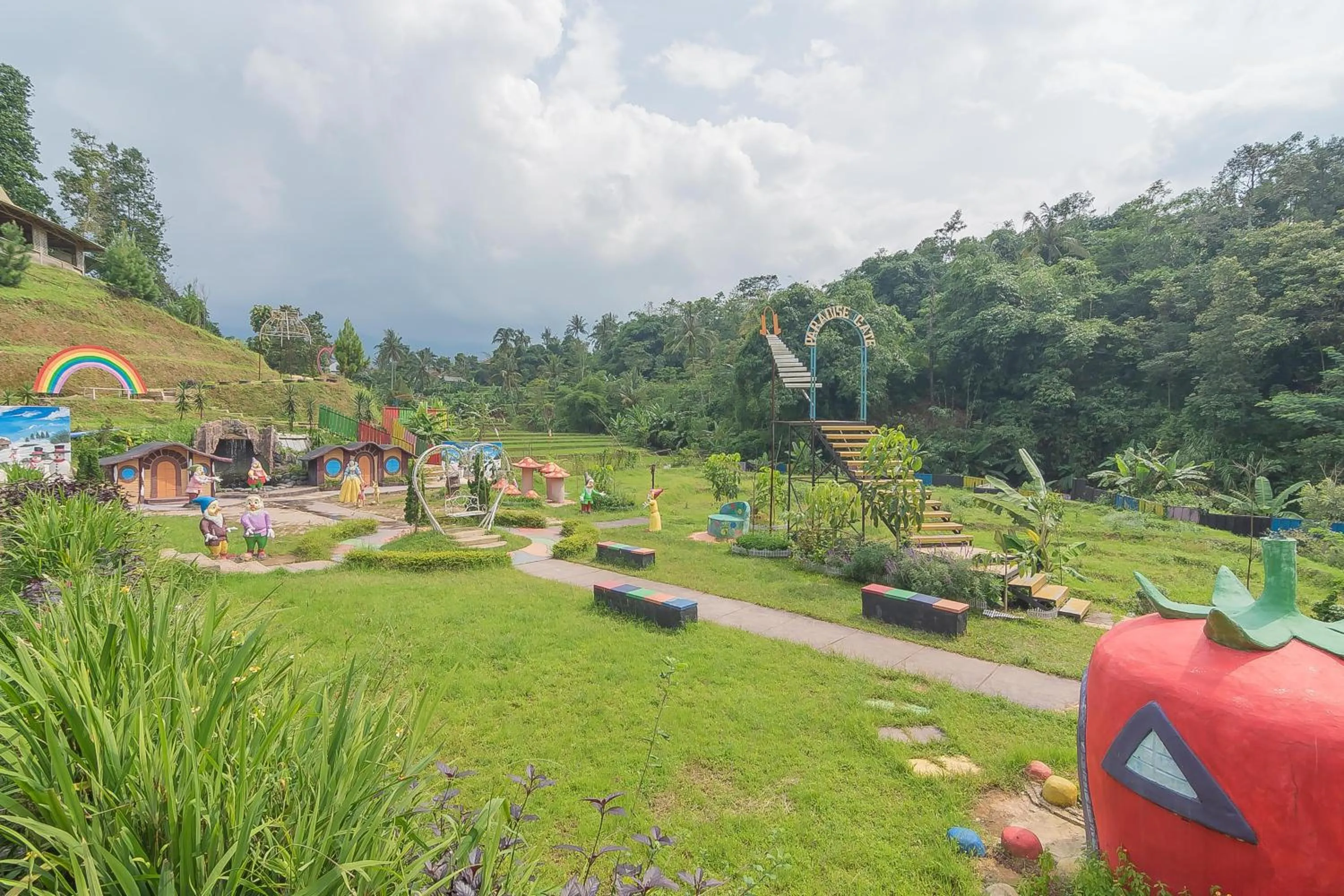 Garden in RedDoorz Resort Syariah @ Batu Apung Purwakarta