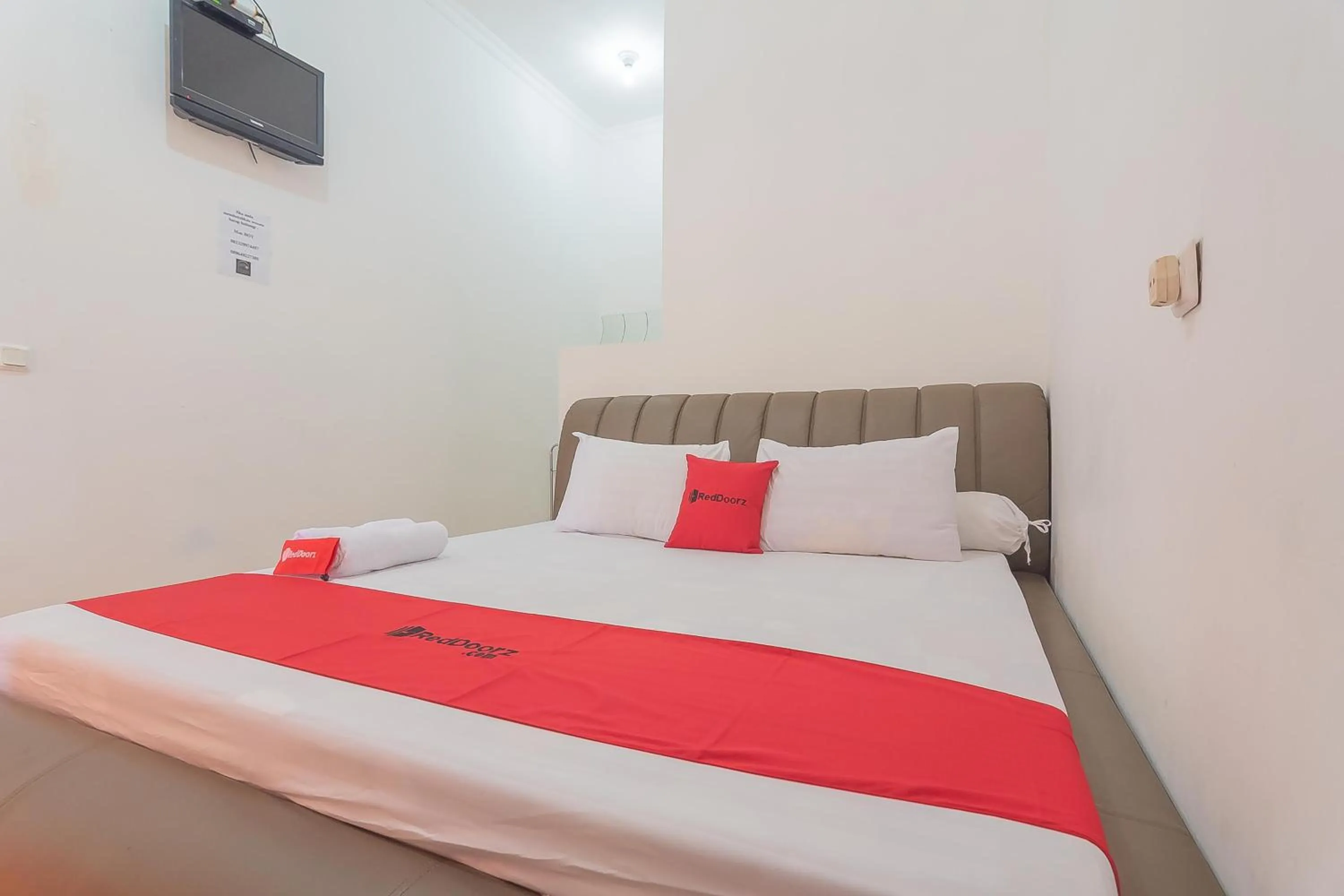 Bed in RedDoorz Resort Syariah @ Batu Apung Purwakarta