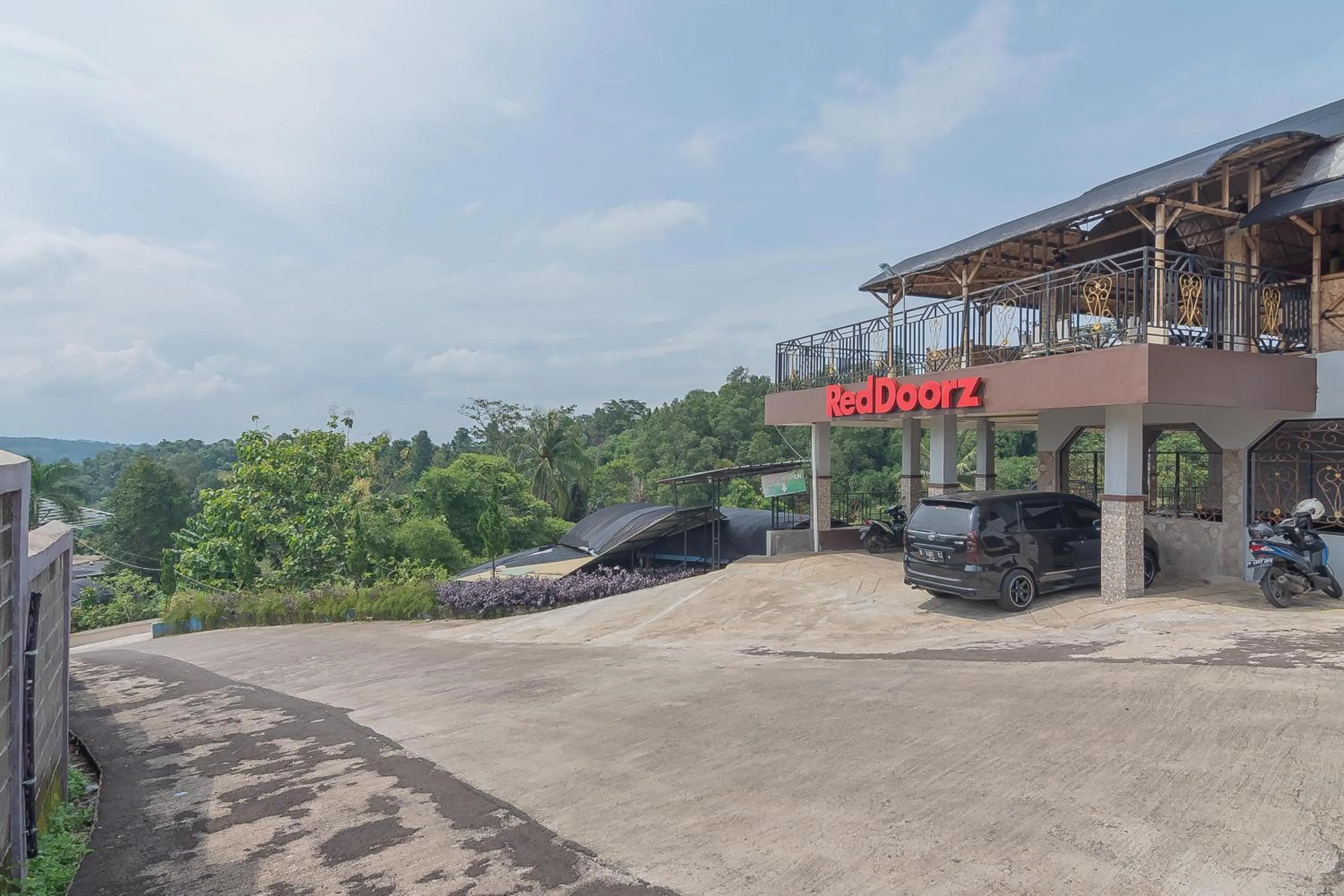 Facade/entrance in RedDoorz Resort Syariah @ Batu Apung Purwakarta