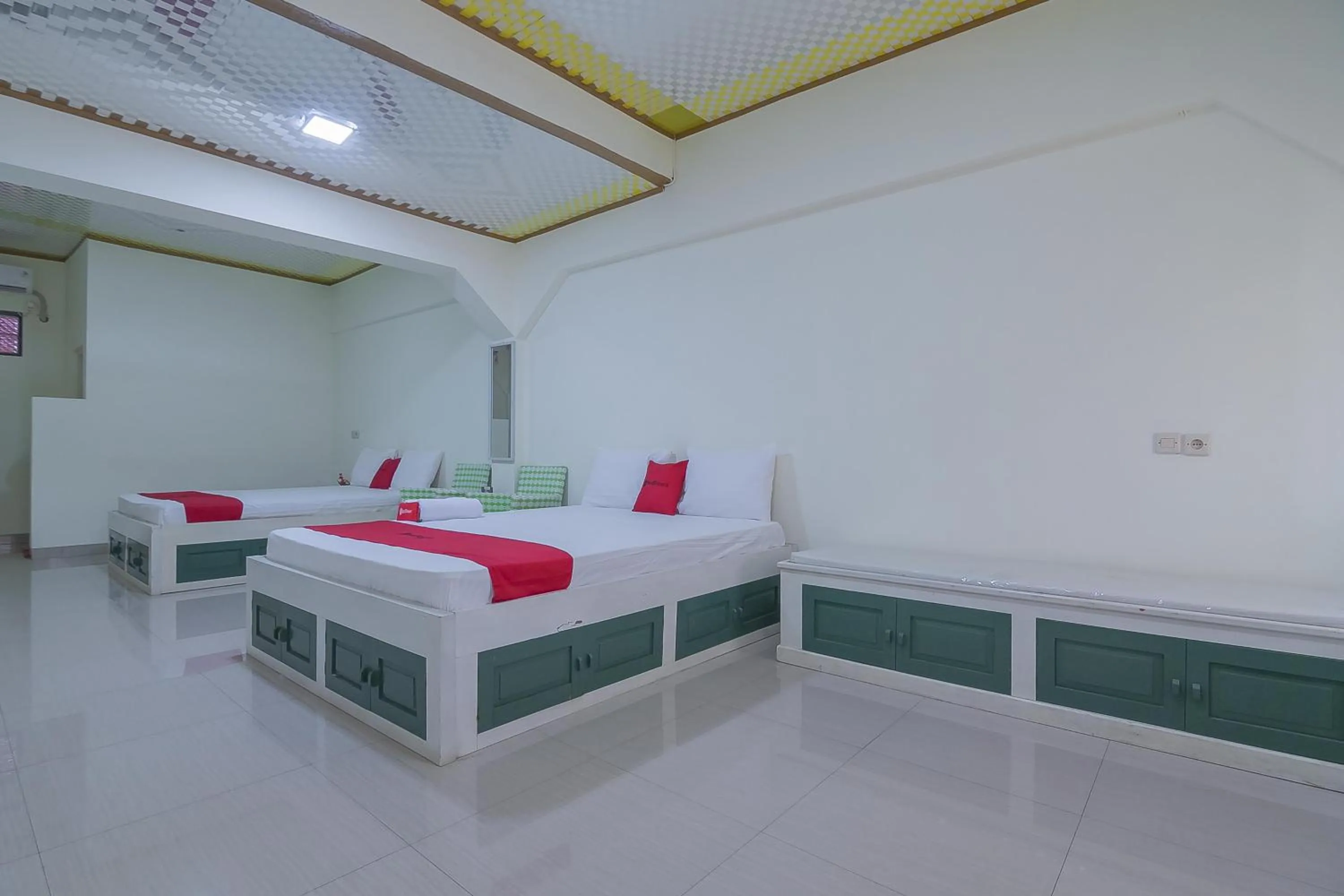 Bed in RedDoorz Resort Syariah @ Batu Apung Purwakarta
