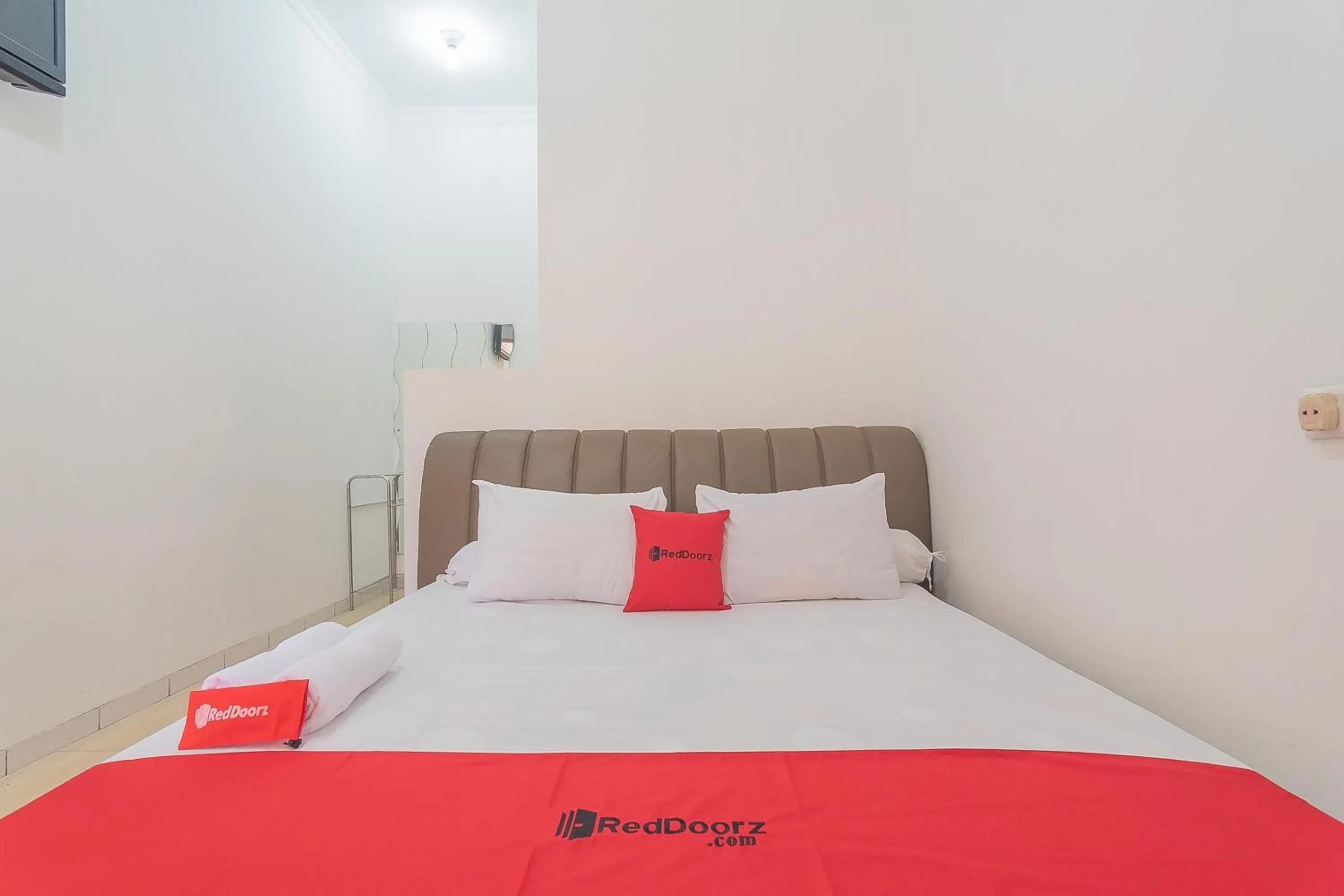 Bed in RedDoorz Resort Syariah @ Batu Apung Purwakarta